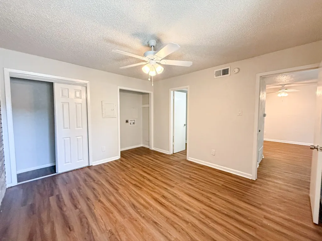Apartment For Rent in Dallas County , 2833 Kings Road 210, Dallas, Texas 75219, 1 Bedroom, 1 Bathroom, Garage spaces, 630 Sqft, built in 1964, mls#21331002, Real Estate Agent in Dallas, Homes For Rent in Dallas county, Homes For Rent in Dallas, Realtor in Dallas Texas, Real Estate Brokerage Independent Realty Texas, Luminita Cordes Realtor