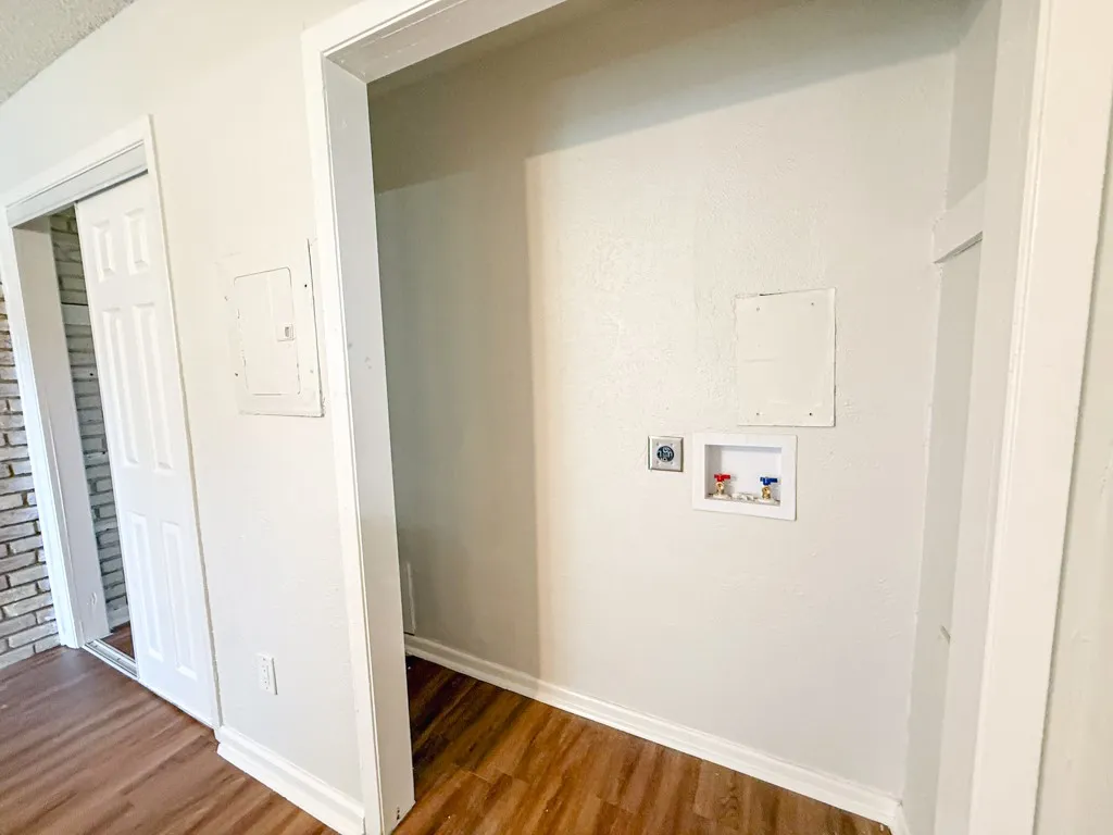 Apartment For Rent in Dallas County , 2833 Kings Road 210, Dallas, Texas 75219, 1 Bedroom, 1 Bathroom, Garage spaces, 630 Sqft, built in 1964, mls#21331002, Real Estate Agent in Dallas, Homes For Rent in Dallas county, Homes For Rent in Dallas, Realtor in Dallas Texas, Real Estate Brokerage Independent Realty Texas, Luminita Cordes Realtor