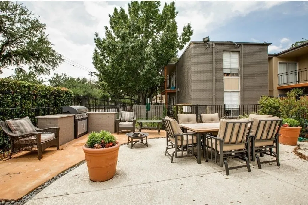 Apartment For Rent in Dallas County , 2833 Kings Road 210, Dallas, Texas 75219, 1 Bedroom, 1 Bathroom, Garage spaces, 630 Sqft, built in 1964, mls#21331002, Real Estate Agent in Dallas, Homes For Rent in Dallas county, Homes For Rent in Dallas, Realtor in Dallas Texas, Real Estate Brokerage Independent Realty Texas, Luminita Cordes Realtor