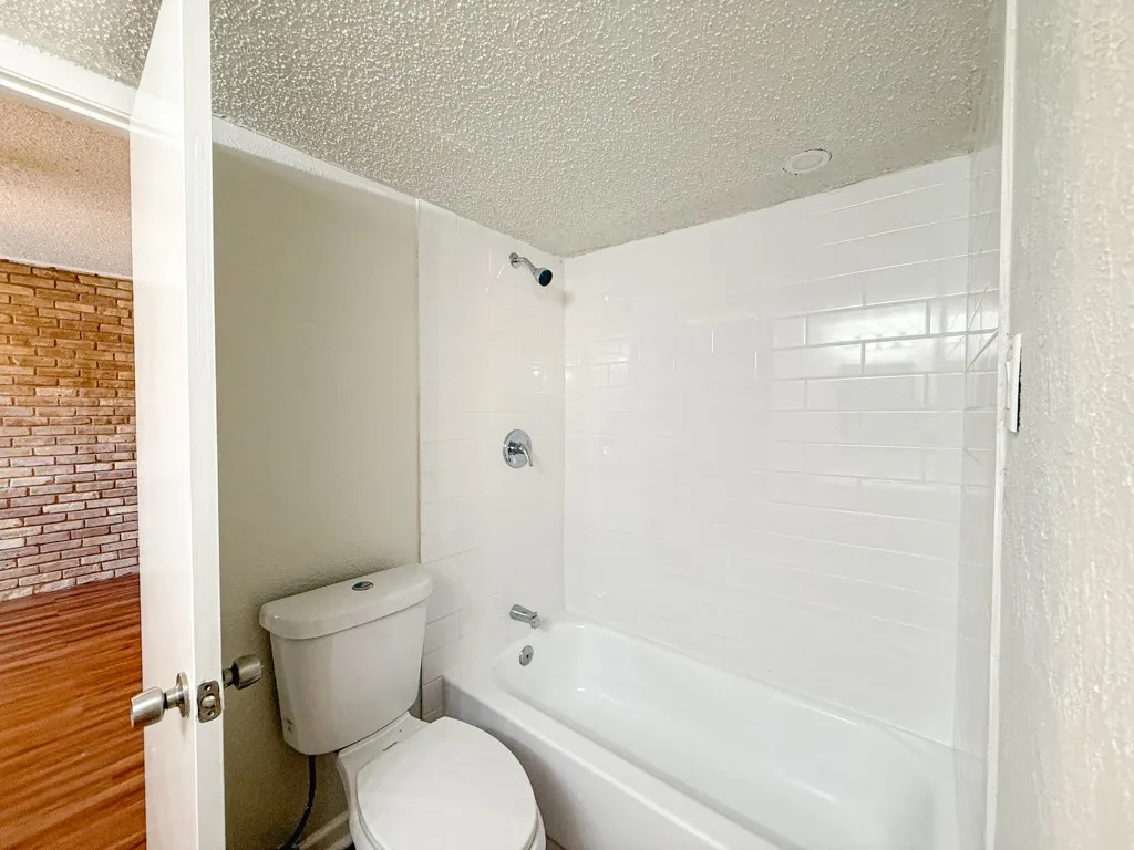Apartment For Rent in Dallas County , 2833 Kings Road 210, Dallas, Texas 75219, 1 Bedroom, 1 Bathroom, Garage spaces, 630 Sqft, built in 1964, mls#21331002, Real Estate Agent in Dallas, Homes For Rent in Dallas county, Homes For Rent in Dallas, Realtor in Dallas Texas, Real Estate Brokerage Independent Realty Texas, Luminita Cordes Realtor