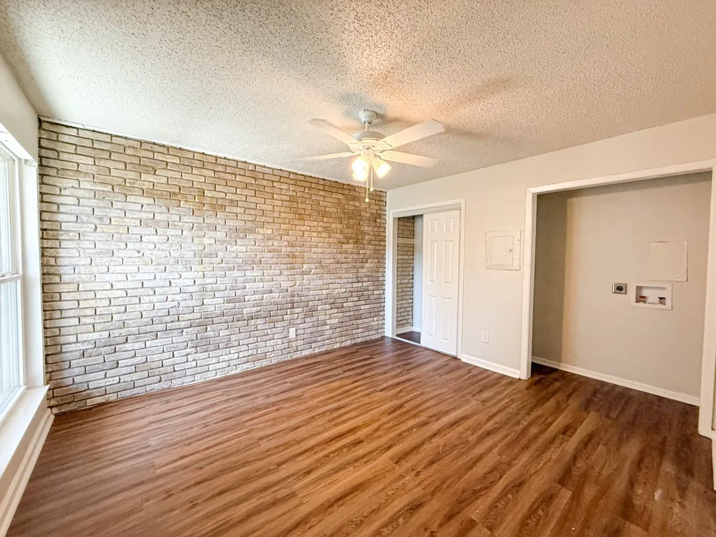 Apartment For Rent in Dallas County , 2833 Kings Road 210, Dallas, Texas 75219, 1 Bedroom, 1 Bathroom, Garage spaces, 630 Sqft, built in 1964, mls#21331002, Real Estate Agent in Dallas, Homes For Rent in Dallas county, Homes For Rent in Dallas, Realtor in Dallas Texas, Real Estate Brokerage Independent Realty Texas, Luminita Cordes Realtor