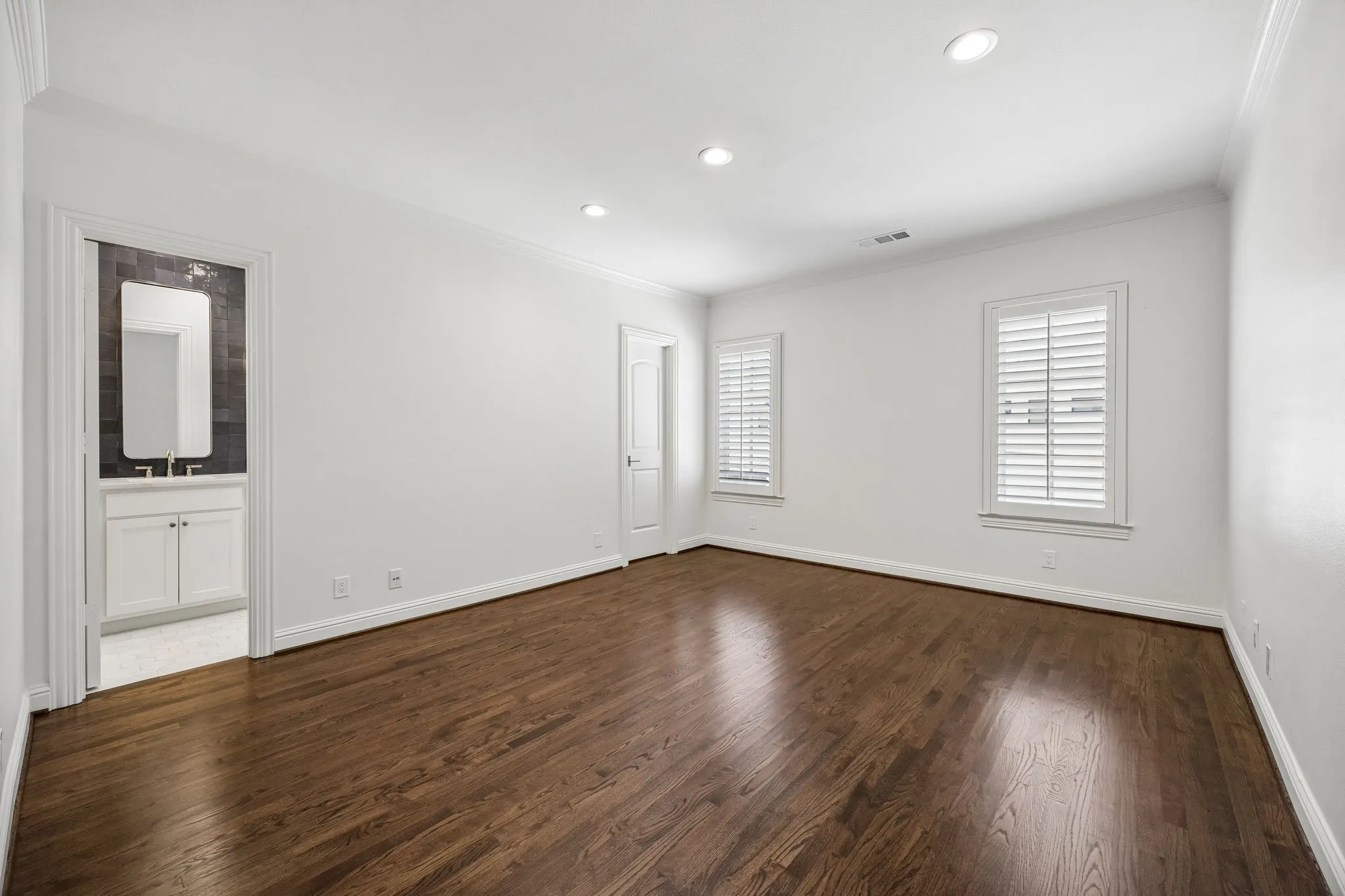 Single Family Residence For Sale in Dallas County , 4318 Emerson Avenue, University Park, Texas 75205, 4 Bedrooms, 5 Bathrooms, 2 Garage spaces, 3,430 Sqft, built in 2007, Price $1,886,000, mls#21330076, Real Estate Agent in University Park, Homes For Sale in Dallas county, Homes For Sale in University Park, Realtor in University Park Texas, Real Estate Brokerage Independent Realty Texas, Luminita Cordes Realtor