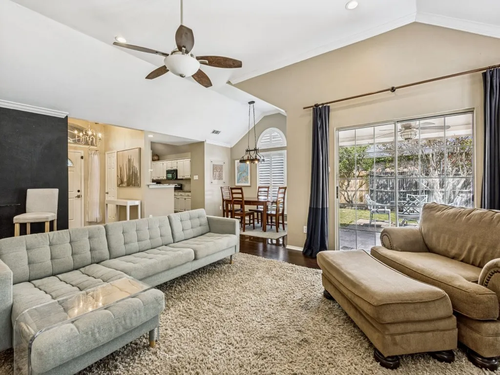 Single Family Residence For Sale in Collin County , 808 Canyon Valley Drive, Mc Kinney, Texas 75071, 3 Bedroom, 2 Bathroom, 2 Garage spaces, 1,601 Sqft, built in 1993, mls#21329489, Real Estate Agent in Mc Kinney, Homes For Sale in Collin county, Homes For Sale in Mc Kinney, Realtor in Mc Kinney Texas, Real Estate Brokerage Independent Realty Texas, Luminita Cordes Realtor