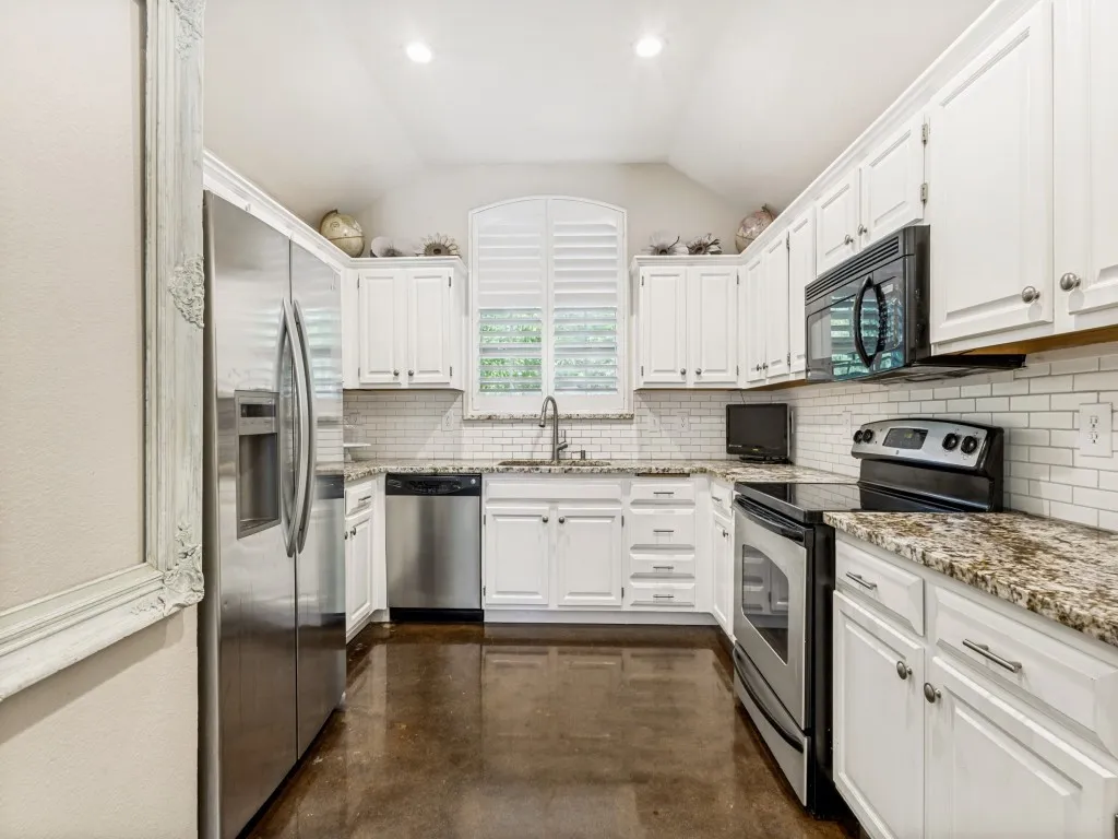Single Family Residence For Sale in Collin County , 808 Canyon Valley Drive, Mc Kinney, Texas 75071, 3 Bedroom, 2 Bathroom, 2 Garage spaces, 1,601 Sqft, built in 1993, mls#21329489, Real Estate Agent in Mc Kinney, Homes For Sale in Collin county, Homes For Sale in Mc Kinney, Realtor in Mc Kinney Texas, Real Estate Brokerage Independent Realty Texas, Luminita Cordes Realtor