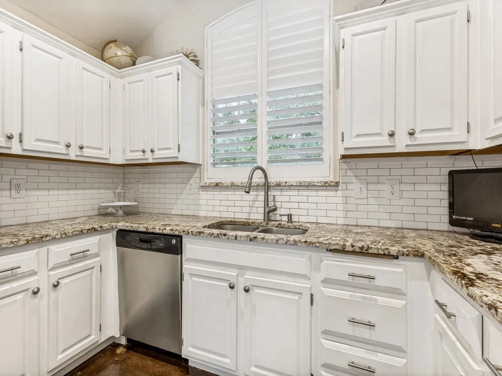 Single Family Residence For Sale in Collin County , 808 Canyon Valley Drive, Mc Kinney, Texas 75071, 3 Bedroom, 2 Bathroom, 2 Garage spaces, 1,601 Sqft, built in 1993, mls#21329489, Real Estate Agent in Mc Kinney, Homes For Sale in Collin county, Homes For Sale in Mc Kinney, Realtor in Mc Kinney Texas, Real Estate Brokerage Independent Realty Texas, Luminita Cordes Realtor