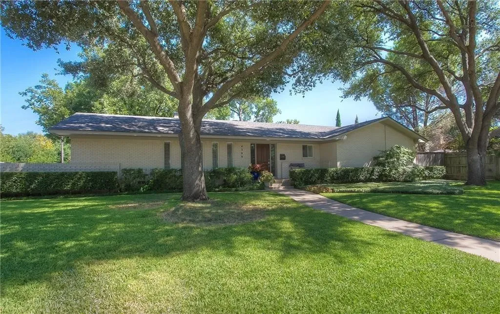 Single Family Residence For Rent in Tarrant County , 4309 Sarita Drive, Fort Worth, Texas 76109, 4 Bedroom, 3 Bathroom, 2 Garage spaces, 2,872 Sqft, built in 1961, mls#21327883, Real Estate Agent in Fort Worth, Homes For Rent in Tarrant county, Homes For Rent in Fort Worth, Realtor in Fort Worth Texas, Real Estate Brokerage Independent Realty Texas, Luminita Cordes Realtor