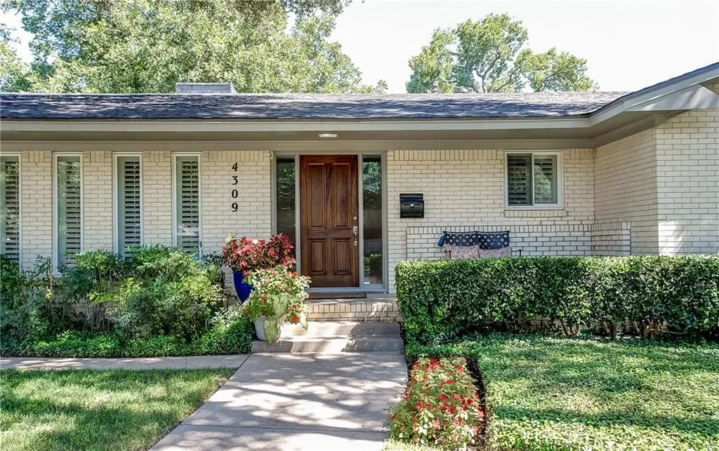 Single Family Residence For Rent in Tarrant County , 4309 Sarita Drive, Fort Worth, Texas 76109, 4 Bedroom, 3 Bathroom, 2 Garage spaces, 2,872 Sqft, built in 1961, mls#21327883, Real Estate Agent in Fort Worth, Homes For Rent in Tarrant county, Homes For Rent in Fort Worth, Realtor in Fort Worth Texas, Real Estate Brokerage Independent Realty Texas, Luminita Cordes Realtor