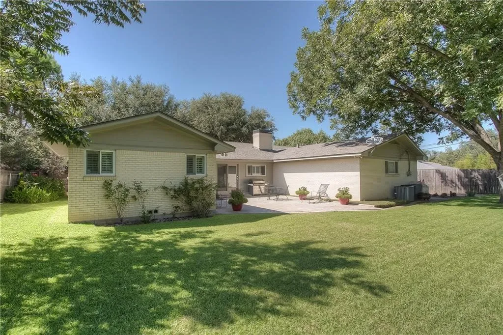 Single Family Residence For Rent in Tarrant County , 4309 Sarita Drive, Fort Worth, Texas 76109, 4 Bedroom, 3 Bathroom, 2 Garage spaces, 2,872 Sqft, built in 1961, mls#21327883, Real Estate Agent in Fort Worth, Homes For Rent in Tarrant county, Homes For Rent in Fort Worth, Realtor in Fort Worth Texas, Real Estate Brokerage Independent Realty Texas, Luminita Cordes Realtor