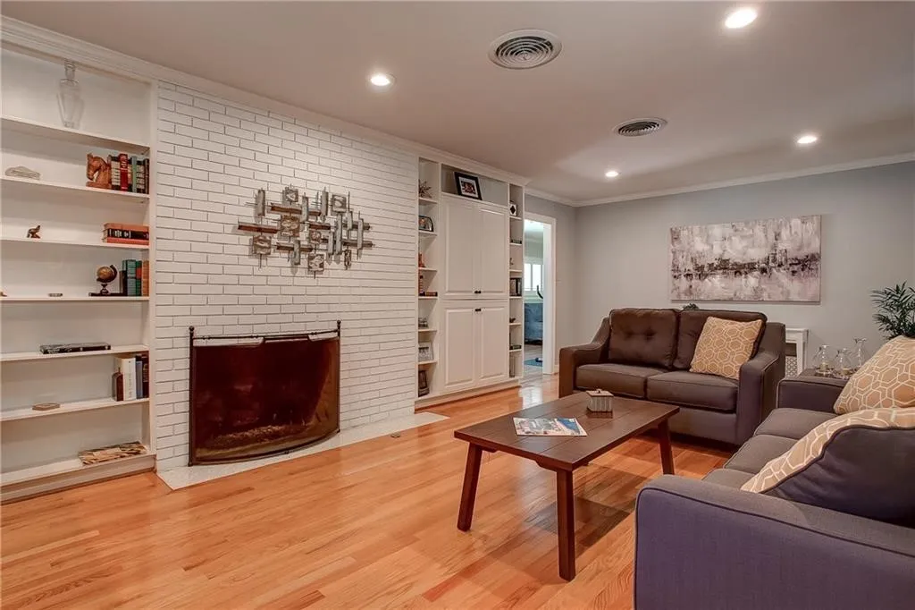 Single Family Residence For Rent in Tarrant County , 4309 Sarita Drive, Fort Worth, Texas 76109, 4 Bedroom, 3 Bathroom, 2 Garage spaces, 2,872 Sqft, built in 1961, mls#21327883, Real Estate Agent in Fort Worth, Homes For Rent in Tarrant county, Homes For Rent in Fort Worth, Realtor in Fort Worth Texas, Real Estate Brokerage Independent Realty Texas, Luminita Cordes Realtor