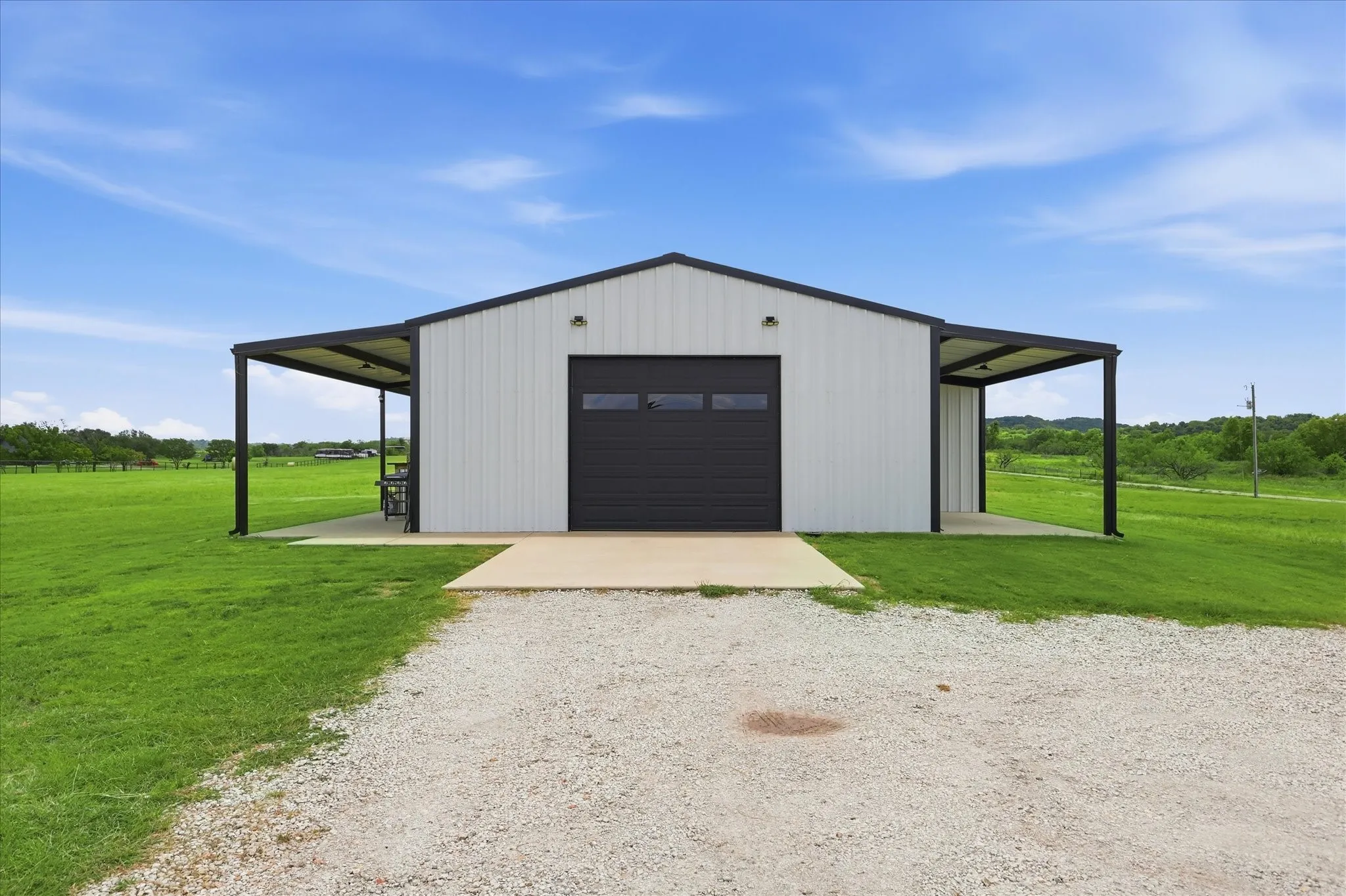Single Family Residence For Sale in Ellis County , 10061 Fm 66, Grandview, Texas 76050, 2 Bedroom, 2 Bathroom, 2 Garage spaces, 1,047 Sqft, built in 2023, mls#21329835, Real Estate Agent in Grandview, Homes For Sale in Ellis county, Homes For Sale in Grandview, Realtor in Grandview Texas, Real Estate Brokerage Independent Realty Texas, Luminita Cordes Realtor