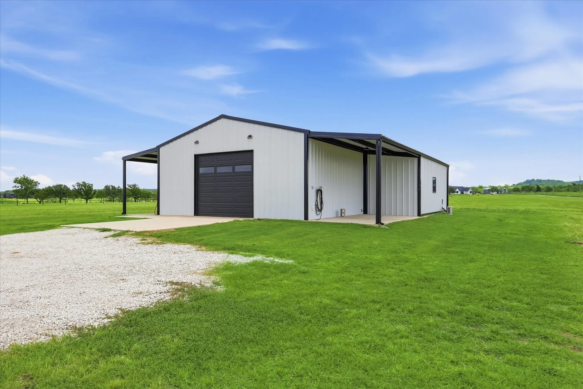 Single Family Residence For Sale in Ellis County , 10061 Fm 66, Grandview, Texas 76050, 2 Bedroom, 2 Bathroom, 2 Garage spaces, 1,047 Sqft, built in 2023, mls#21329835, Real Estate Agent in Grandview, Homes For Sale in Ellis county, Homes For Sale in Grandview, Realtor in Grandview Texas, Real Estate Brokerage Independent Realty Texas, Luminita Cordes Realtor