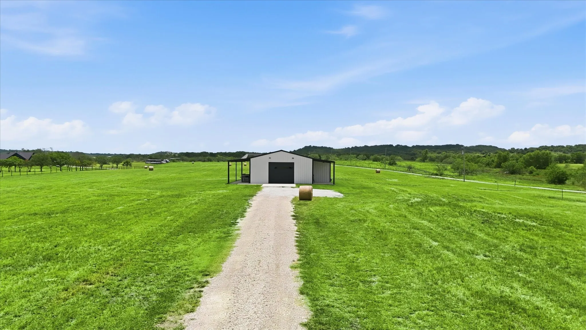 Single Family Residence For Sale in Ellis County , 10061 Fm 66, Grandview, Texas 76050, 2 Bedroom, 2 Bathroom, 2 Garage spaces, 1,047 Sqft, built in 2023, mls#21329835, Real Estate Agent in Grandview, Homes For Sale in Ellis county, Homes For Sale in Grandview, Realtor in Grandview Texas, Real Estate Brokerage Independent Realty Texas, Luminita Cordes Realtor