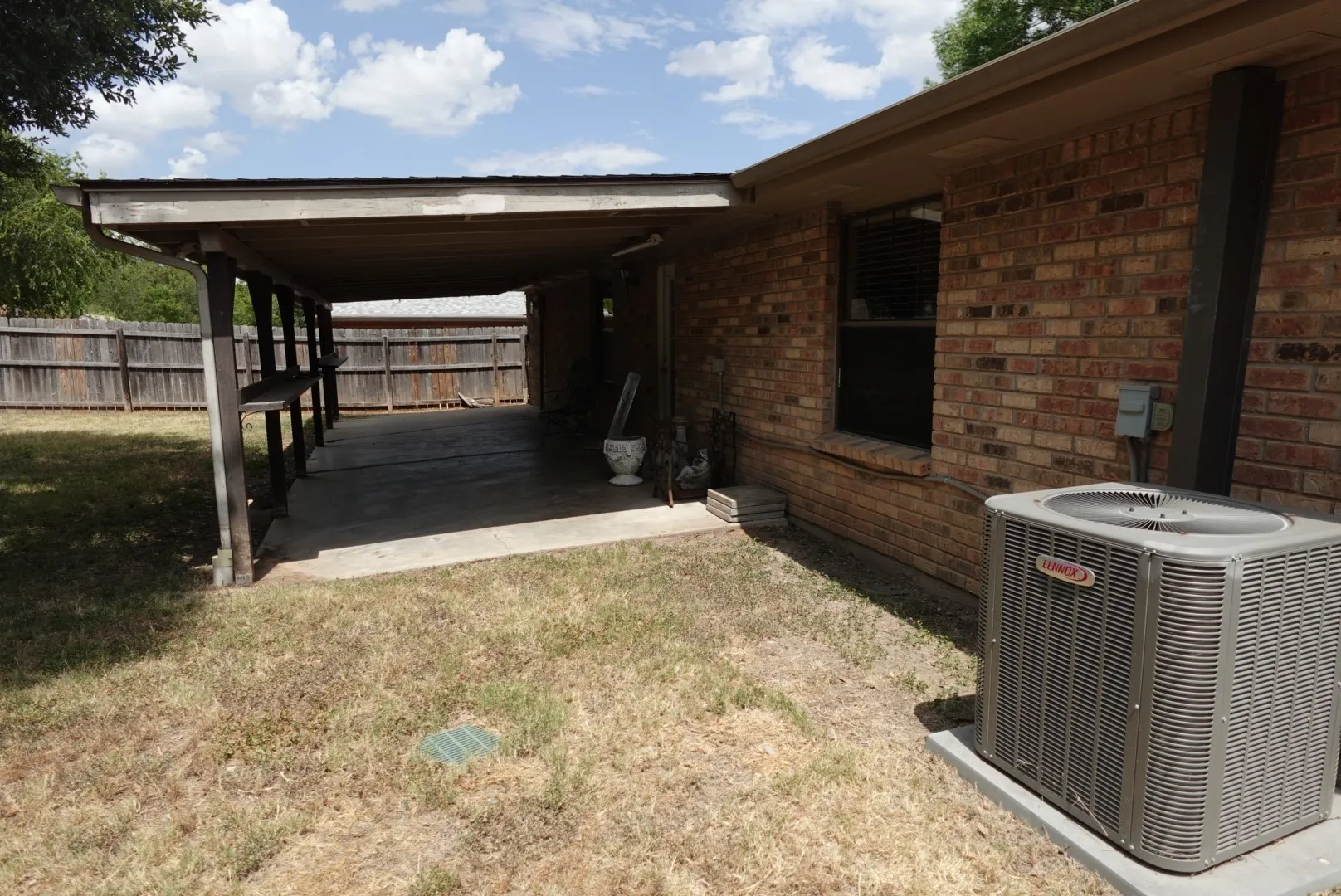 Single Family Residence For Sale in Hood County , 1414 W Torrey Street, Granbury, Texas 76048, 3 Bedroom, 2 Bathroom, Garage spaces, 1,296 Sqft, built in 1983, mls#21331022, Real Estate Agent in Granbury, Homes For Sale in Hood county, Homes For Sale in Granbury, Realtor in Granbury Texas, Real Estate Brokerage Independent Realty Texas, Luminita Cordes Realtor