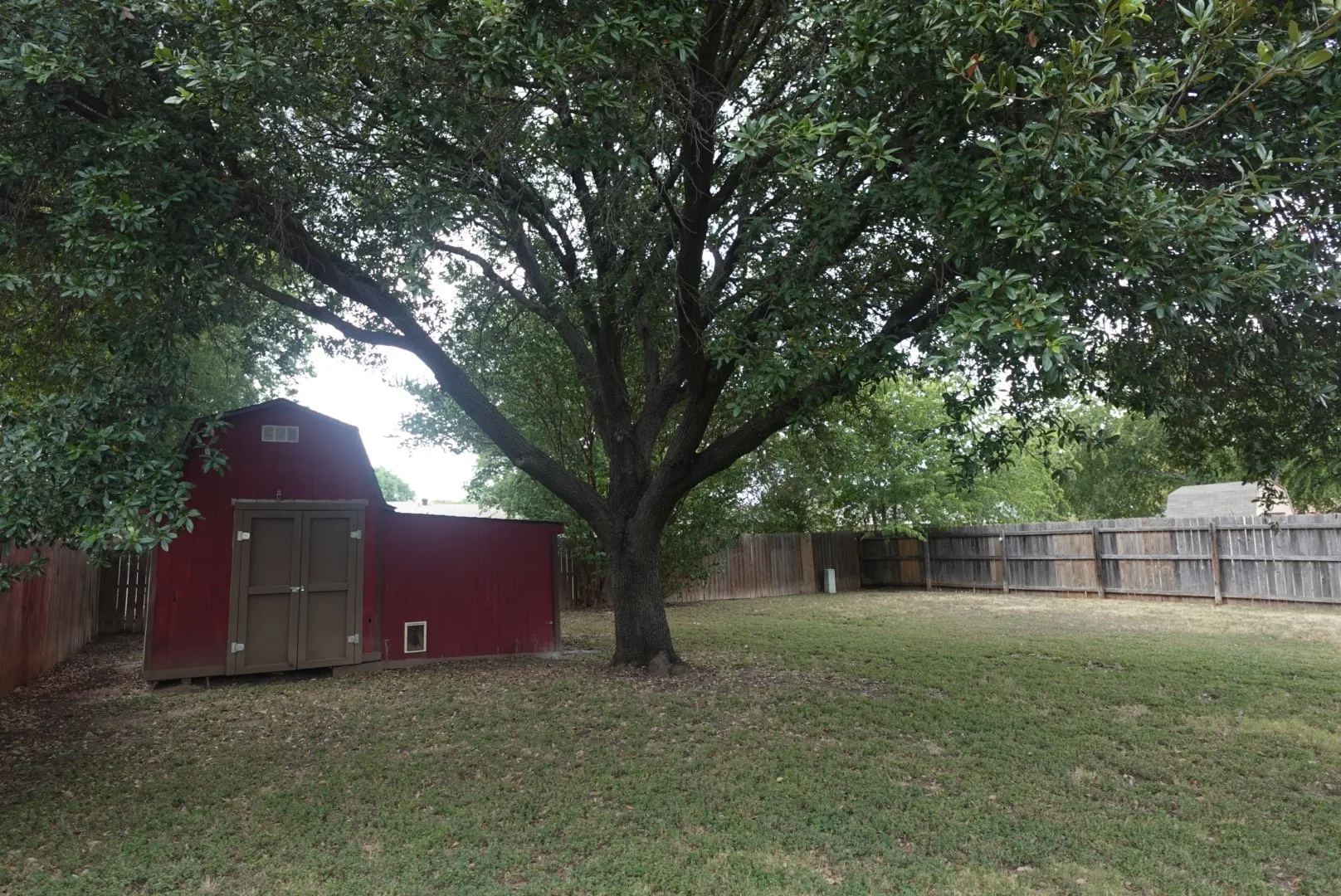 Single Family Residence For Sale in Hood County , 1414 W Torrey Street, Granbury, Texas 76048, 3 Bedroom, 2 Bathroom, Garage spaces, 1,296 Sqft, built in 1983, mls#21331022, Real Estate Agent in Granbury, Homes For Sale in Hood county, Homes For Sale in Granbury, Realtor in Granbury Texas, Real Estate Brokerage Independent Realty Texas, Luminita Cordes Realtor