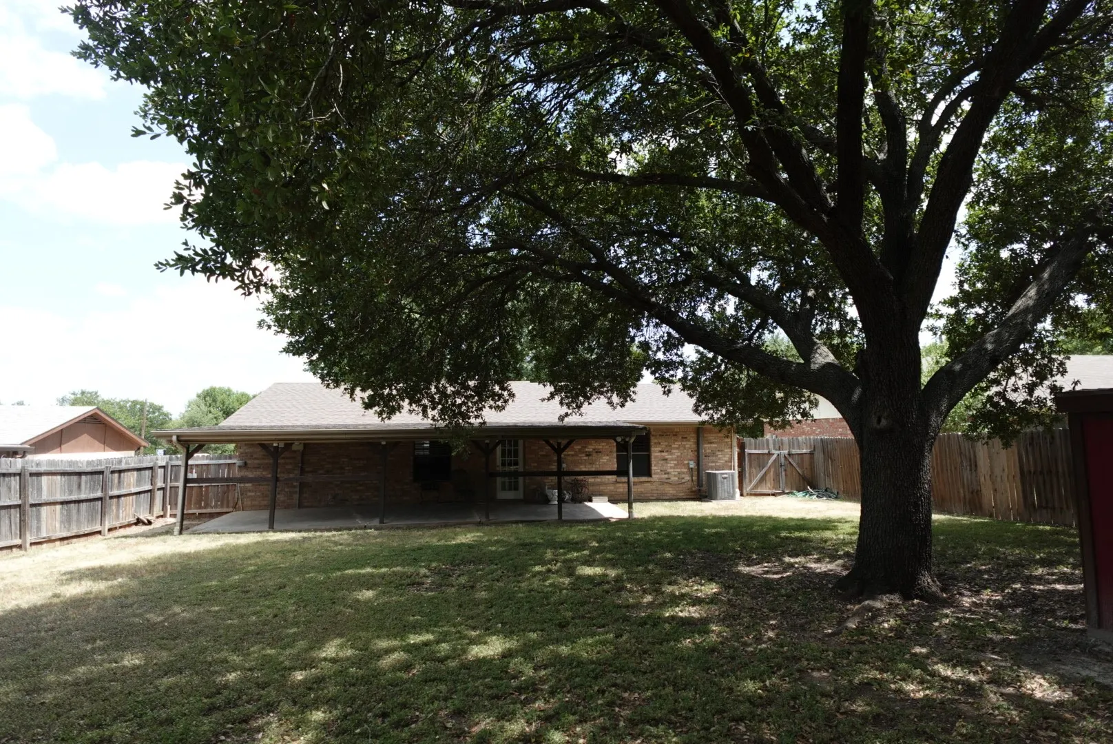 Single Family Residence For Sale in Hood County , 1414 W Torrey Street, Granbury, Texas 76048, 3 Bedroom, 2 Bathroom, Garage spaces, 1,296 Sqft, built in 1983, mls#21331022, Real Estate Agent in Granbury, Homes For Sale in Hood county, Homes For Sale in Granbury, Realtor in Granbury Texas, Real Estate Brokerage Independent Realty Texas, Luminita Cordes Realtor