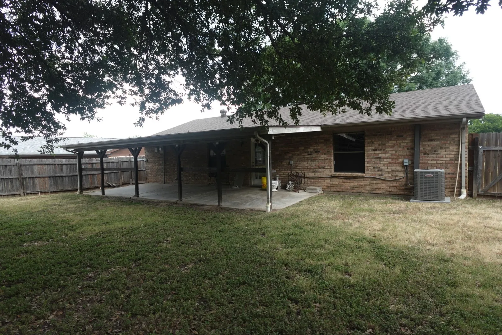 Single Family Residence For Sale in Hood County , 1414 W Torrey Street, Granbury, Texas 76048, 3 Bedroom, 2 Bathroom, Garage spaces, 1,296 Sqft, built in 1983, mls#21331022, Real Estate Agent in Granbury, Homes For Sale in Hood county, Homes For Sale in Granbury, Realtor in Granbury Texas, Real Estate Brokerage Independent Realty Texas, Luminita Cordes Realtor