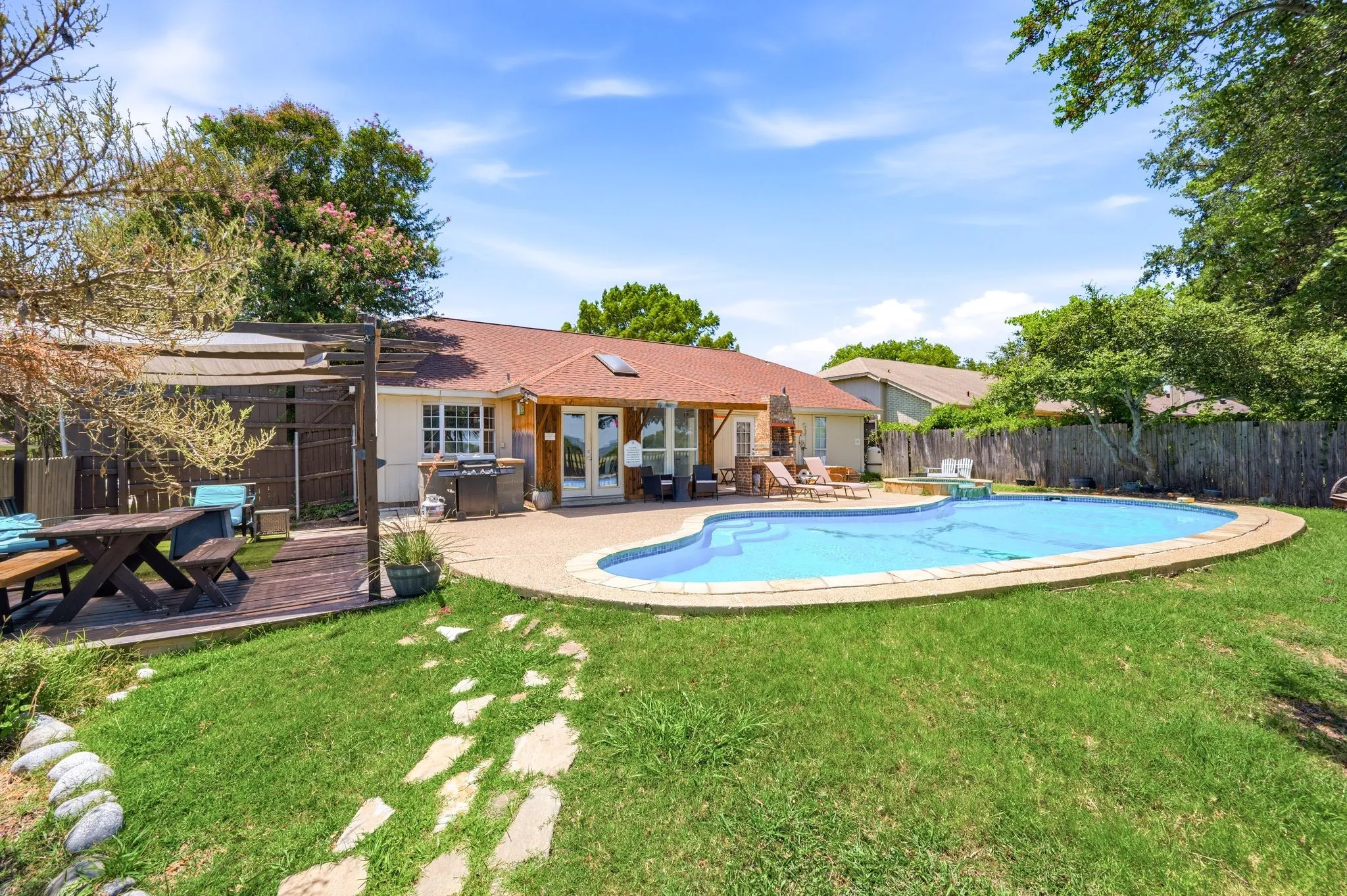 Single Family Residence For Sale in Dallas County , 5402 Peninsula Way, Garland, Texas 75043, 3 Bedroom, 2 Bathroom, 2 Garage spaces, 1,785 Sqft, built in 1983, mls#21330332, Real Estate Agent in Garland, Homes For Sale in Dallas county, Homes For Sale in Garland, Realtor in Garland Texas, Real Estate Brokerage Independent Realty Texas, Luminita Cordes Realtor