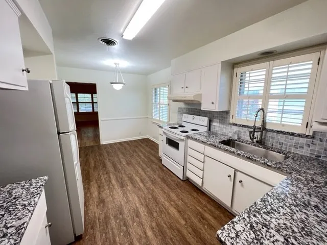 Single Family Residence For Rent in Dallas County , 7215 Clemson Drive, Dallas, Texas 75214, 3 Bedroom, 2 Bathroom, 1 Garage spaces, 1,599 Sqft, built in 1956, mls#21330884, Real Estate Agent in Dallas, Homes For Rent in Dallas county, Homes For Rent in Dallas, Realtor in Dallas Texas, Real Estate Brokerage Independent Realty Texas, Luminita Cordes Realtor