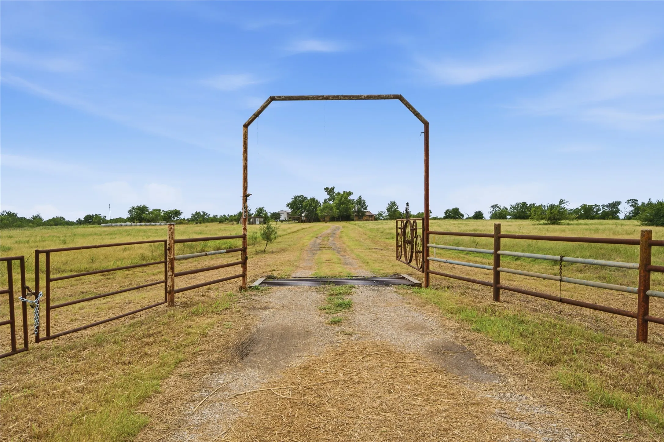 Single Family Residence For Sale in Limestone County , 1594 Lcr 312, Mart, Texas 76664, 5 Bedroom, 3 Bathroom, Garage spaces, 3,200 Sqft, built in 1984, mls#21330761, Real Estate Agent in Mart, Homes For Sale in Limestone county, Homes For Sale in Mart, Realtor in Mart Texas, Real Estate Brokerage Independent Realty Texas, Luminita Cordes Realtor