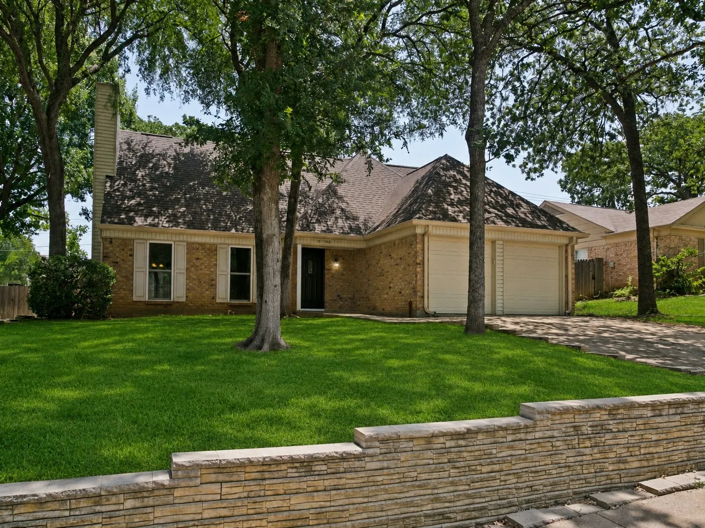 Single Family Residence For Sale in Tarrant County , 1706 Acorn Drive, Euless, Texas 76039, 3 Bedroom, 2 Bathroom, 2 Garage spaces, 1,853 Sqft, built in 1982, mls#21269769, Real Estate Agent in Euless, Homes For Sale in Tarrant county, Homes For Sale in Euless, Realtor in Euless Texas, Real Estate Brokerage Independent Realty Texas, Luminita Cordes Realtor