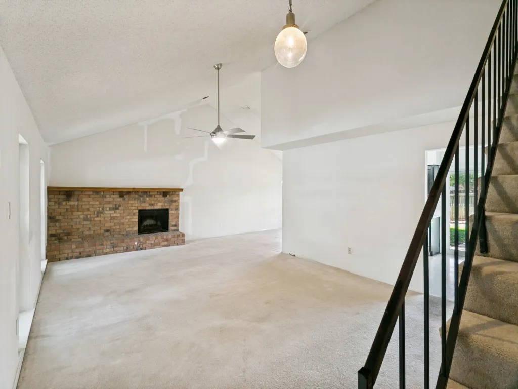 Single Family Residence For Sale in Tarrant County , 1706 Acorn Drive, Euless, Texas 76039, 3 Bedroom, 2 Bathroom, 2 Garage spaces, 1,853 Sqft, built in 1982, mls#21269769, Real Estate Agent in Euless, Homes For Sale in Tarrant county, Homes For Sale in Euless, Realtor in Euless Texas, Real Estate Brokerage Independent Realty Texas, Luminita Cordes Realtor