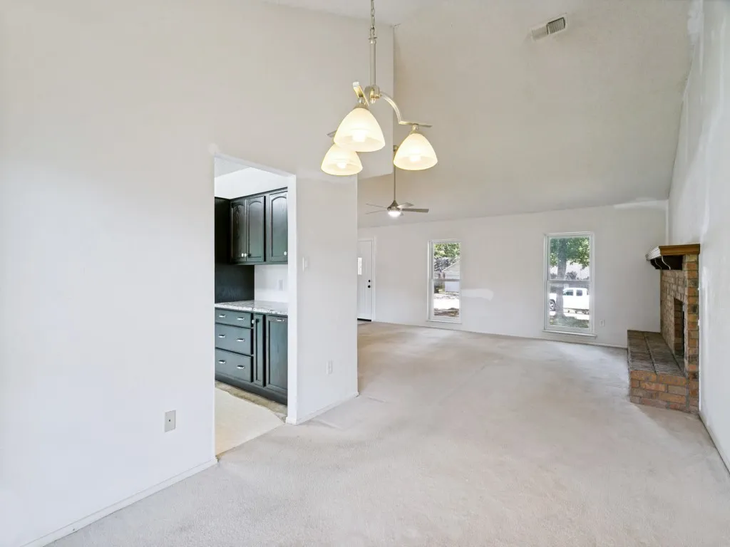 Single Family Residence For Sale in Tarrant County , 1706 Acorn Drive, Euless, Texas 76039, 3 Bedroom, 2 Bathroom, 2 Garage spaces, 1,853 Sqft, built in 1982, mls#21269769, Real Estate Agent in Euless, Homes For Sale in Tarrant county, Homes For Sale in Euless, Realtor in Euless Texas, Real Estate Brokerage Independent Realty Texas, Luminita Cordes Realtor