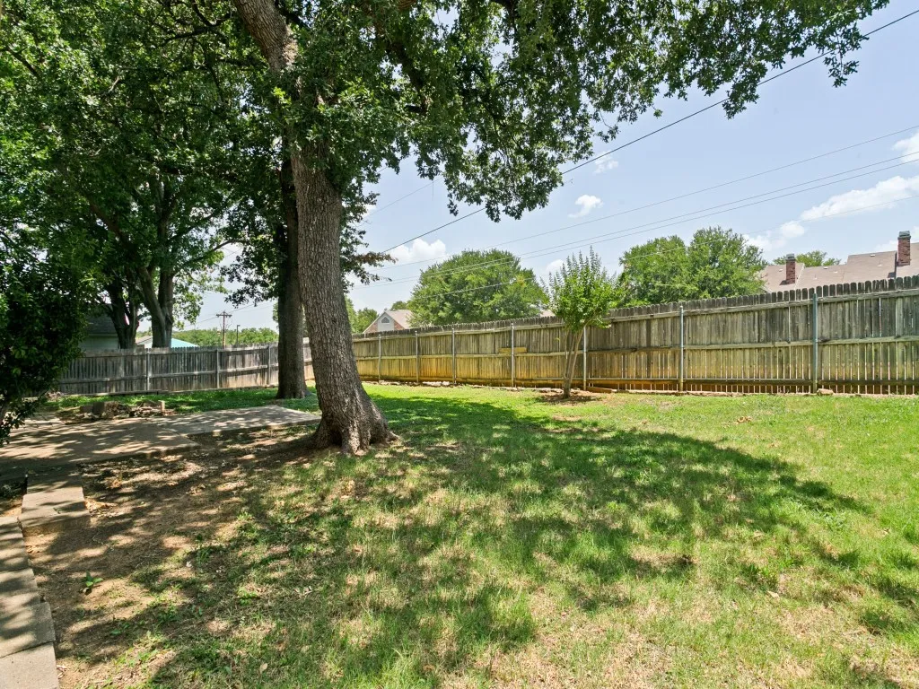 Single Family Residence For Sale in Tarrant County , 1706 Acorn Drive, Euless, Texas 76039, 3 Bedroom, 2 Bathroom, 2 Garage spaces, 1,853 Sqft, built in 1982, mls#21269769, Real Estate Agent in Euless, Homes For Sale in Tarrant county, Homes For Sale in Euless, Realtor in Euless Texas, Real Estate Brokerage Independent Realty Texas, Luminita Cordes Realtor