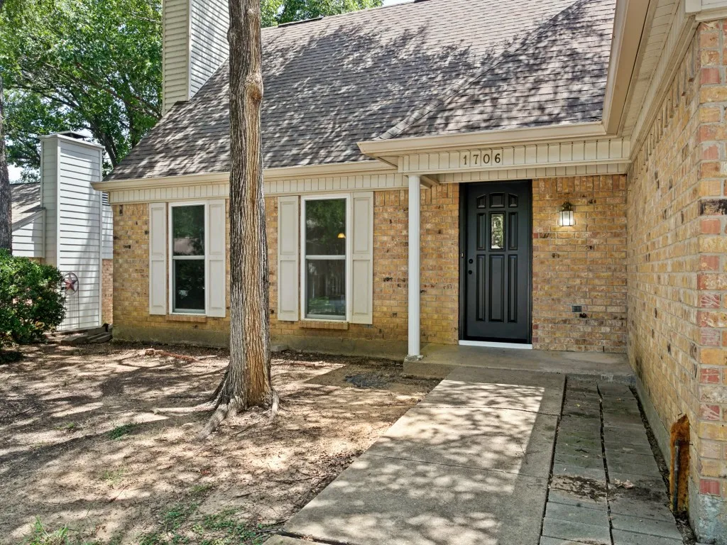 Single Family Residence For Sale in Tarrant County , 1706 Acorn Drive, Euless, Texas 76039, 3 Bedroom, 2 Bathroom, 2 Garage spaces, 1,853 Sqft, built in 1982, mls#21269769, Real Estate Agent in Euless, Homes For Sale in Tarrant county, Homes For Sale in Euless, Realtor in Euless Texas, Real Estate Brokerage Independent Realty Texas, Luminita Cordes Realtor