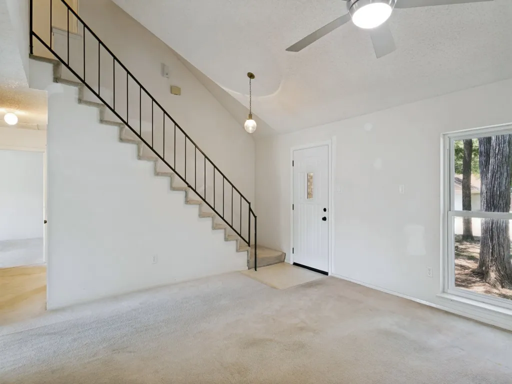 Single Family Residence For Sale in Tarrant County , 1706 Acorn Drive, Euless, Texas 76039, 3 Bedroom, 2 Bathroom, 2 Garage spaces, 1,853 Sqft, built in 1982, mls#21269769, Real Estate Agent in Euless, Homes For Sale in Tarrant county, Homes For Sale in Euless, Realtor in Euless Texas, Real Estate Brokerage Independent Realty Texas, Luminita Cordes Realtor