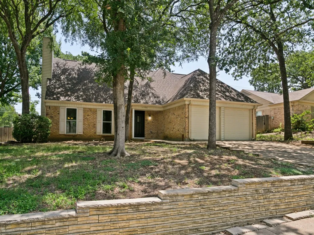 Single Family Residence For Sale in Tarrant County , 1706 Acorn Drive, Euless, Texas 76039, 3 Bedroom, 2 Bathroom, 2 Garage spaces, 1,853 Sqft, built in 1982, mls#21269769, Real Estate Agent in Euless, Homes For Sale in Tarrant county, Homes For Sale in Euless, Realtor in Euless Texas, Real Estate Brokerage Independent Realty Texas, Luminita Cordes Realtor