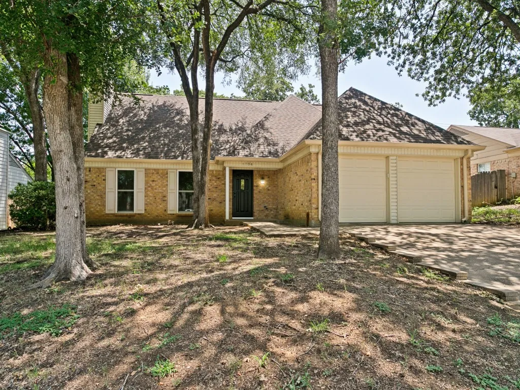 Single Family Residence For Sale in Tarrant County , 1706 Acorn Drive, Euless, Texas 76039, 3 Bedroom, 2 Bathroom, 2 Garage spaces, 1,853 Sqft, built in 1982, mls#21269769, Real Estate Agent in Euless, Homes For Sale in Tarrant county, Homes For Sale in Euless, Realtor in Euless Texas, Real Estate Brokerage Independent Realty Texas, Luminita Cordes Realtor