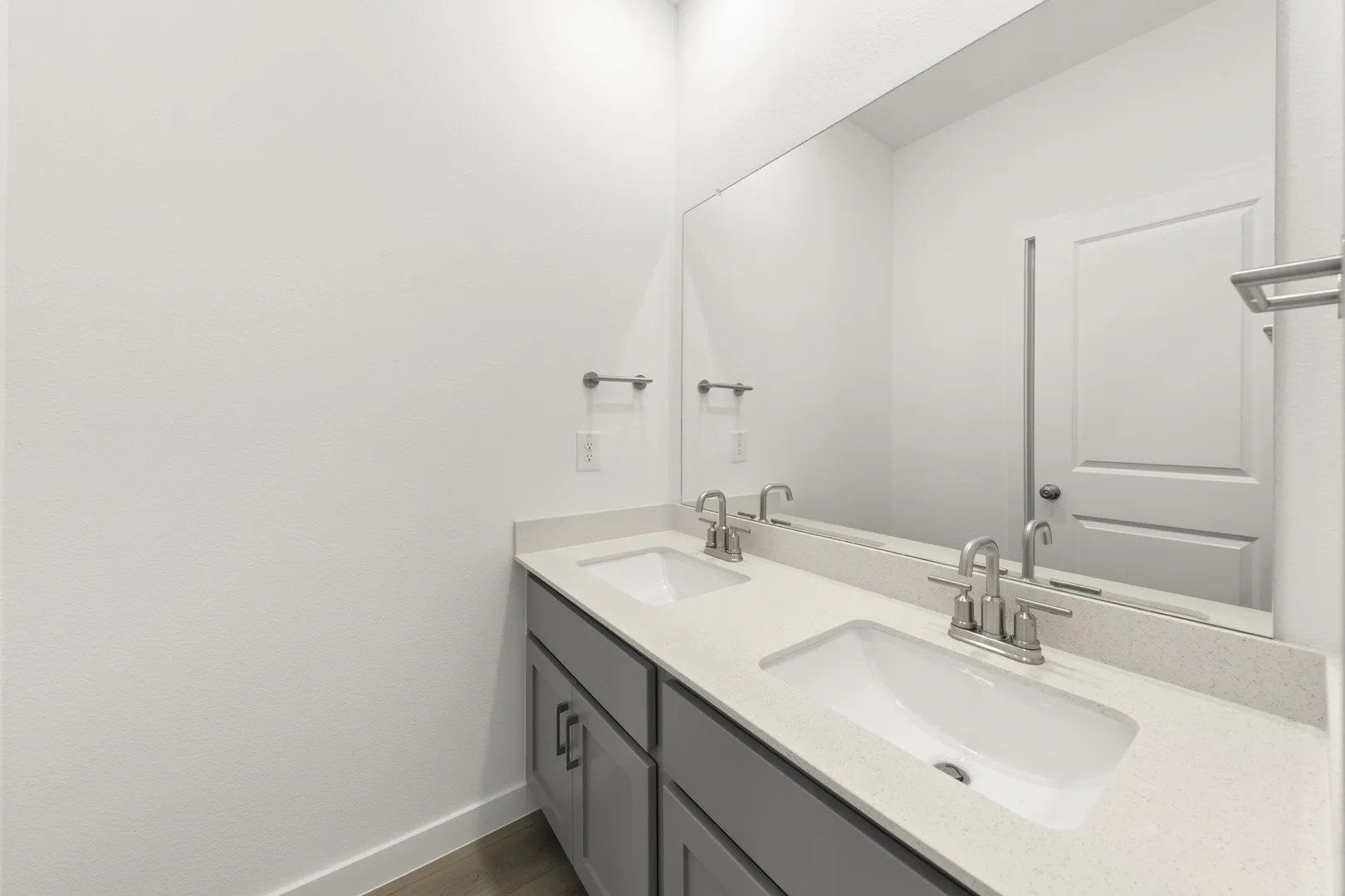 20. 3312 Red Hill - 2ND Bath