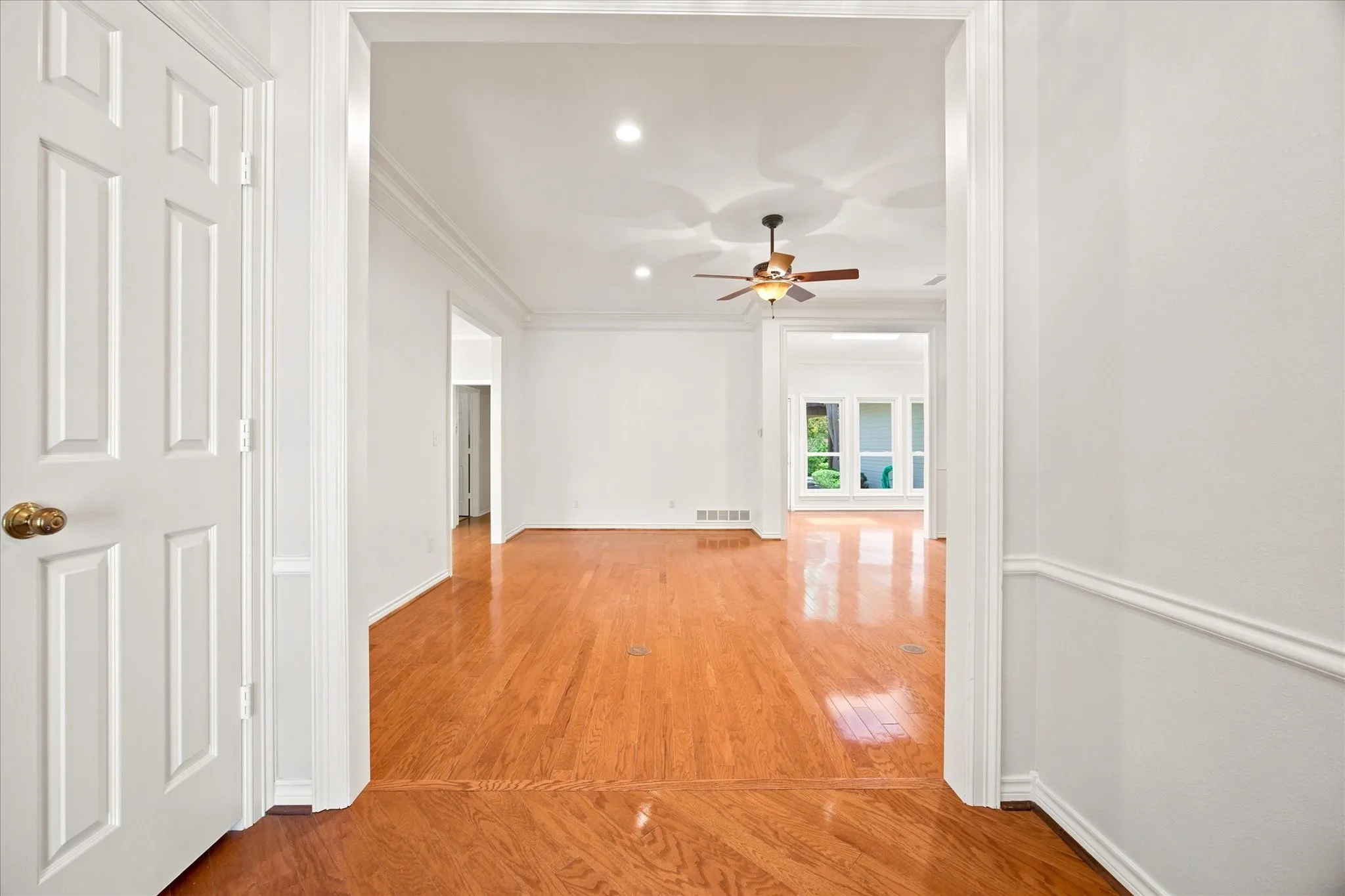 Single Family Residence For Sale in Rockwall County , 1615 Shores Boulevard, Rockwall, Texas 75087, 4 Bedroom, 3 Bathroom, 2 Garage spaces, 2,348 Sqft, built in 1987, mls#21328495, Real Estate Agent in Rockwall, Homes For Sale in Rockwall county, Homes For Sale in Rockwall, Realtor in Rockwall Texas, Real Estate Brokerage Independent Realty Texas, Luminita Cordes Realtor