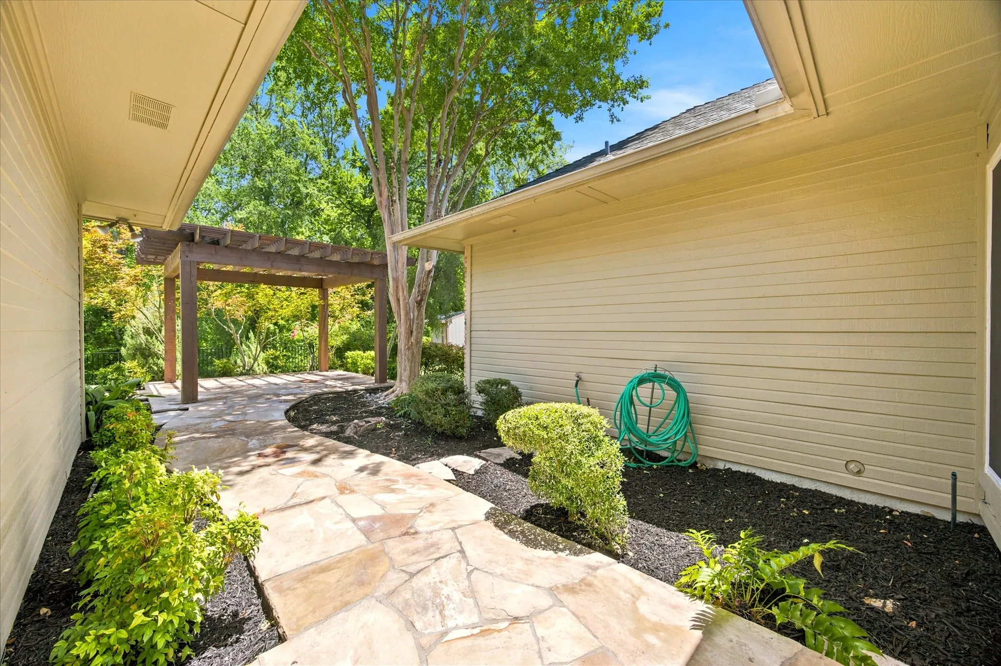 Single Family Residence For Sale in Rockwall County , 1615 Shores Boulevard, Rockwall, Texas 75087, 4 Bedroom, 3 Bathroom, 2 Garage spaces, 2,348 Sqft, built in 1987, mls#21328495, Real Estate Agent in Rockwall, Homes For Sale in Rockwall county, Homes For Sale in Rockwall, Realtor in Rockwall Texas, Real Estate Brokerage Independent Realty Texas, Luminita Cordes Realtor