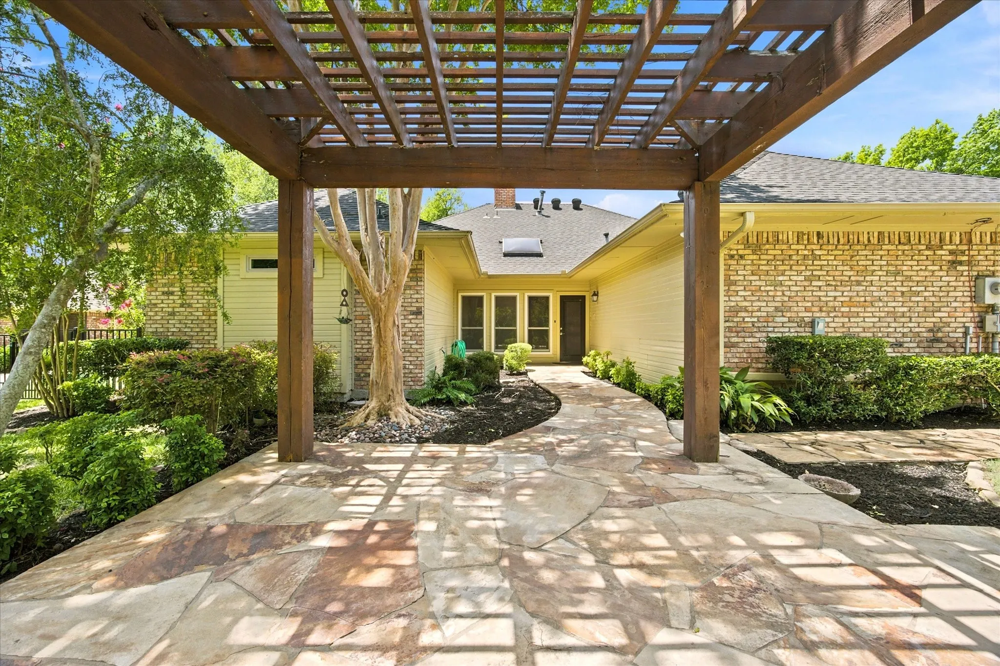 Single Family Residence For Sale in Rockwall County , 1615 Shores Boulevard, Rockwall, Texas 75087, 4 Bedroom, 3 Bathroom, 2 Garage spaces, 2,348 Sqft, built in 1987, mls#21328495, Real Estate Agent in Rockwall, Homes For Sale in Rockwall county, Homes For Sale in Rockwall, Realtor in Rockwall Texas, Real Estate Brokerage Independent Realty Texas, Luminita Cordes Realtor
