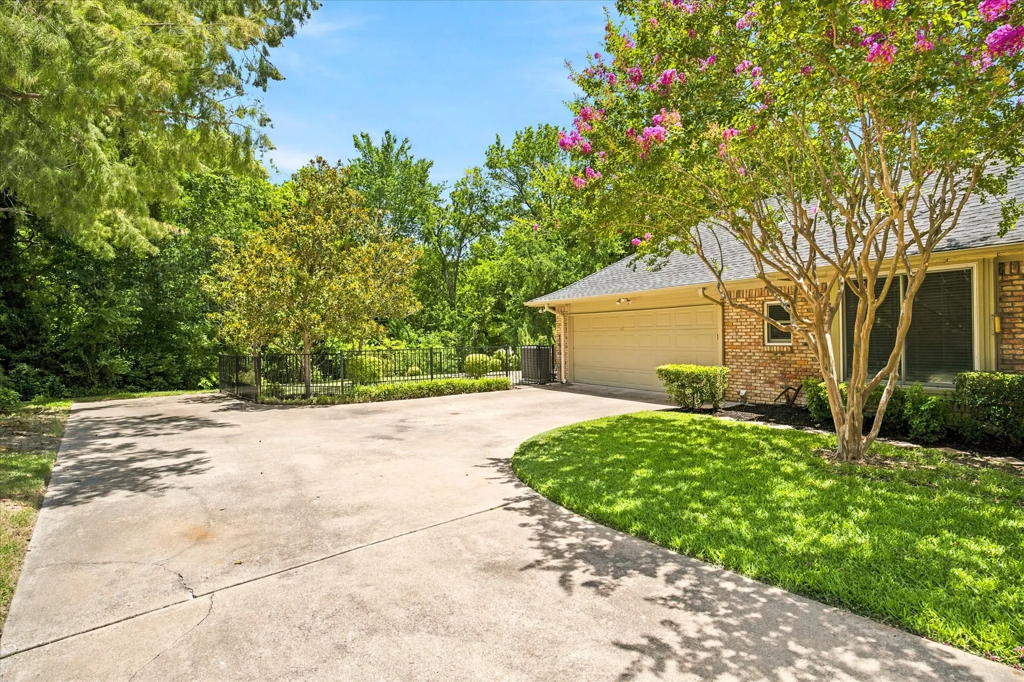 Single Family Residence For Sale in Rockwall County , 1615 Shores Boulevard, Rockwall, Texas 75087, 4 Bedroom, 3 Bathroom, 2 Garage spaces, 2,348 Sqft, built in 1987, mls#21328495, Real Estate Agent in Rockwall, Homes For Sale in Rockwall county, Homes For Sale in Rockwall, Realtor in Rockwall Texas, Real Estate Brokerage Independent Realty Texas, Luminita Cordes Realtor
