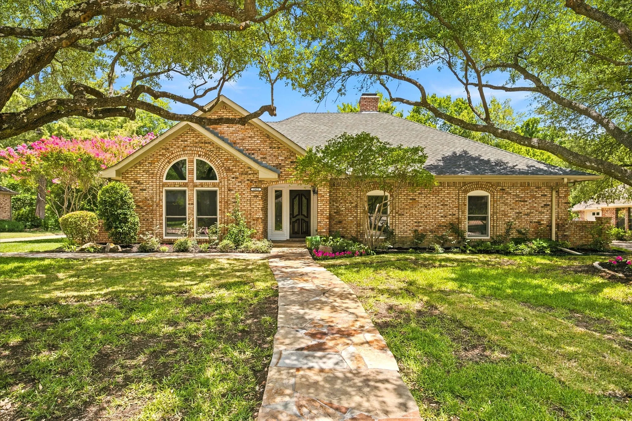 Single Family Residence For Sale in Rockwall County , 1615 Shores Boulevard, Rockwall, Texas 75087, 4 Bedroom, 3 Bathroom, 2 Garage spaces, 2,348 Sqft, built in 1987, mls#21328495, Real Estate Agent in Rockwall, Homes For Sale in Rockwall county, Homes For Sale in Rockwall, Realtor in Rockwall Texas, Real Estate Brokerage Independent Realty Texas, Luminita Cordes Realtor