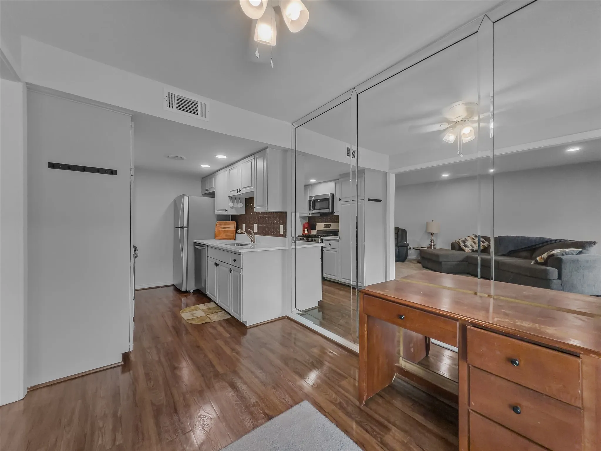 Condominium For Sale in Dallas County , 15922 Club Crest Drive 2107, Dallas, Texas 75248, 1 Bedroom, 1 Bathroom, Garage spaces, 691 Sqft, built in 1968, mls#21331014, Real Estate Agent in Dallas, Homes For Sale in Dallas county, Homes For Sale in Dallas, Realtor in Dallas Texas, Real Estate Brokerage Independent Realty Texas, Luminita Cordes Realtor