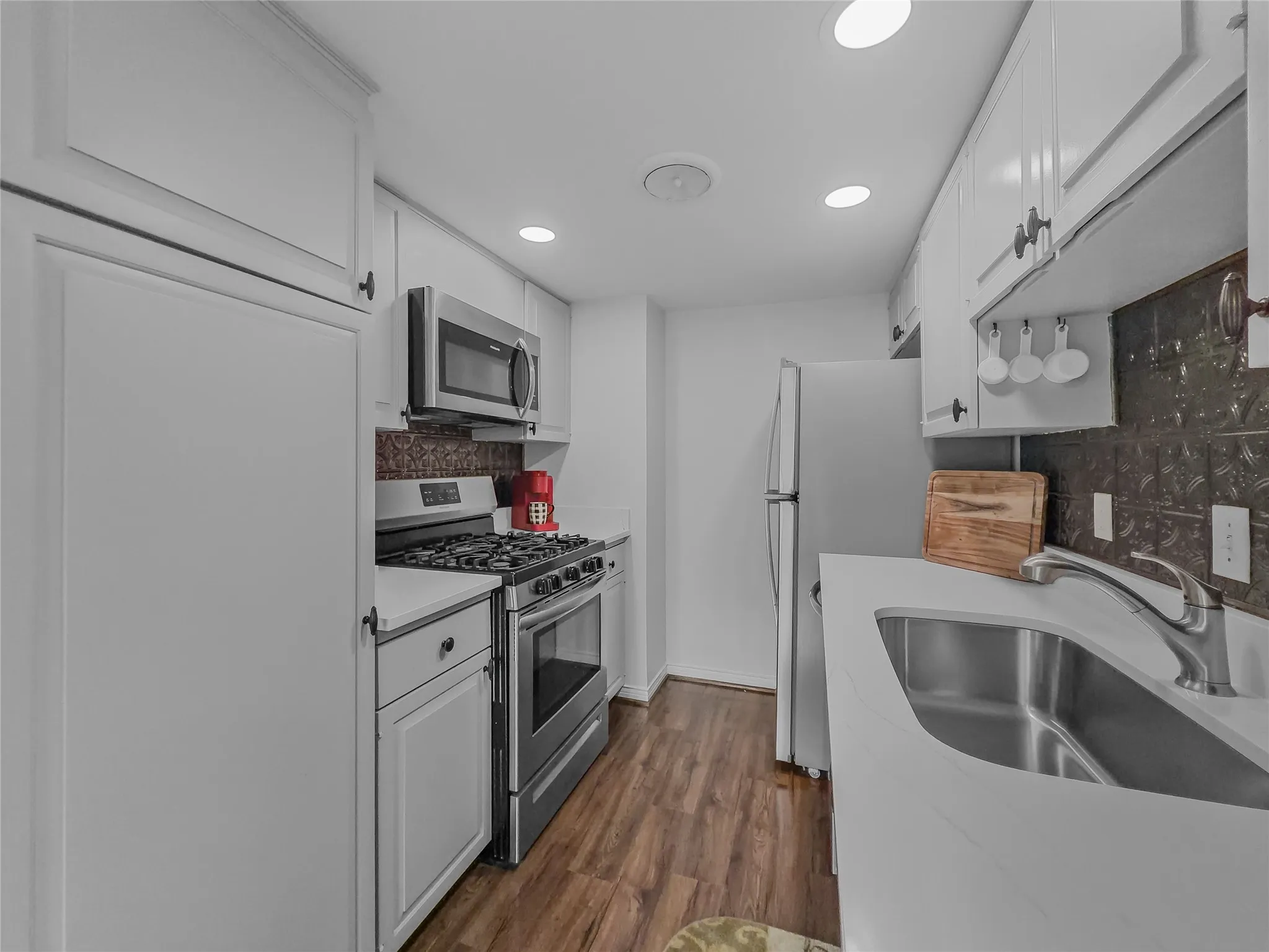 Condominium For Sale in Dallas County , 15922 Club Crest Drive 2107, Dallas, Texas 75248, 1 Bedroom, 1 Bathroom, Garage spaces, 691 Sqft, built in 1968, mls#21331014, Real Estate Agent in Dallas, Homes For Sale in Dallas county, Homes For Sale in Dallas, Realtor in Dallas Texas, Real Estate Brokerage Independent Realty Texas, Luminita Cordes Realtor