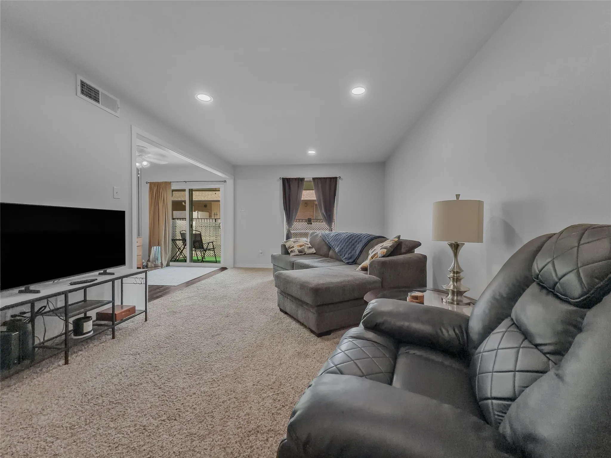 Condominium For Sale in Dallas County , 15922 Club Crest Drive 2107, Dallas, Texas 75248, 1 Bedroom, 1 Bathroom, Garage spaces, 691 Sqft, built in 1968, mls#21331014, Real Estate Agent in Dallas, Homes For Sale in Dallas county, Homes For Sale in Dallas, Realtor in Dallas Texas, Real Estate Brokerage Independent Realty Texas, Luminita Cordes Realtor