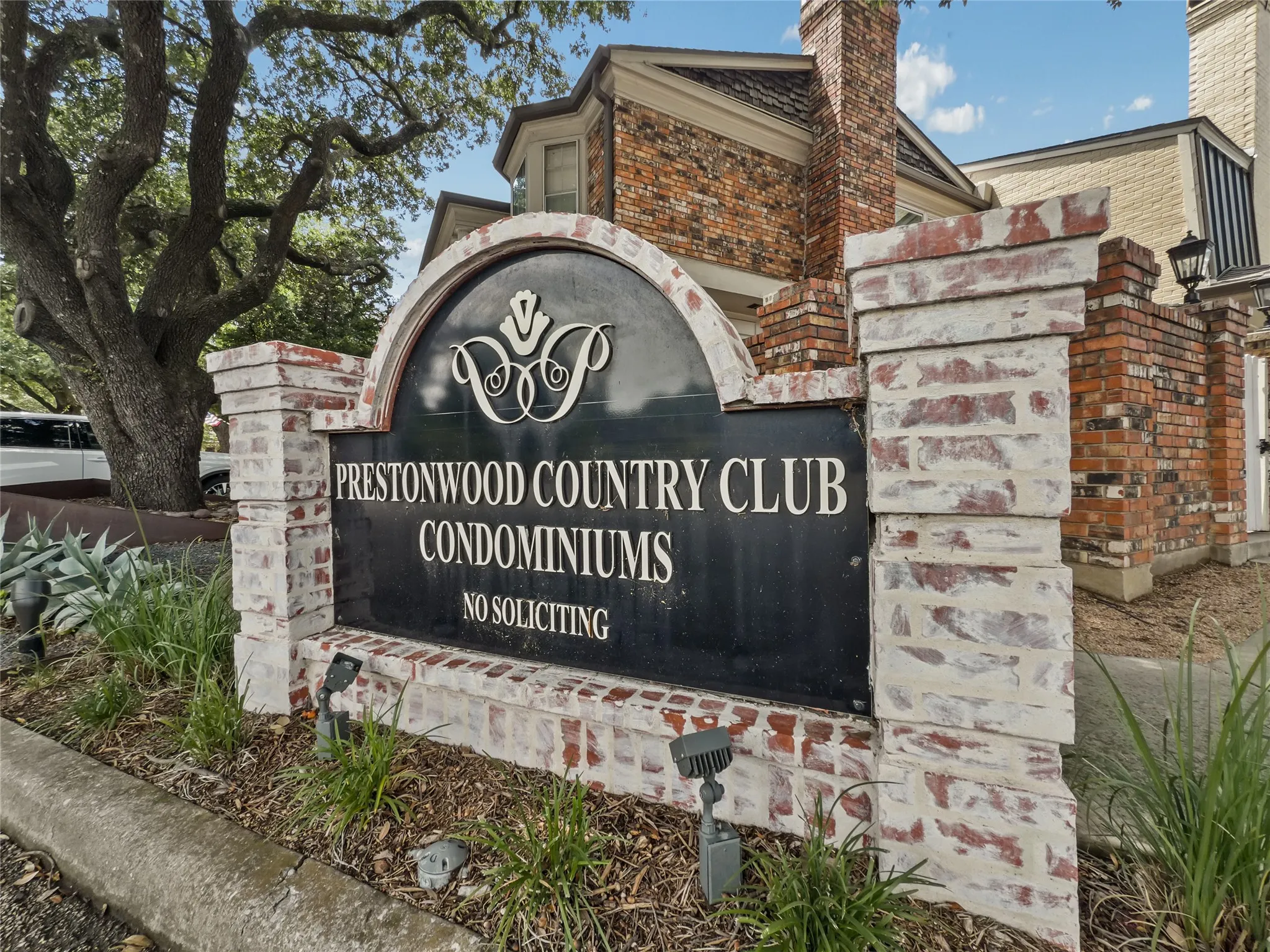 Condominium For Sale in Dallas County , 15922 Club Crest Drive 2107, Dallas, Texas 75248, 1 Bedroom, 1 Bathroom, Garage spaces, 691 Sqft, built in 1968, mls#21331014, Real Estate Agent in Dallas, Homes For Sale in Dallas county, Homes For Sale in Dallas, Realtor in Dallas Texas, Real Estate Brokerage Independent Realty Texas, Luminita Cordes Realtor