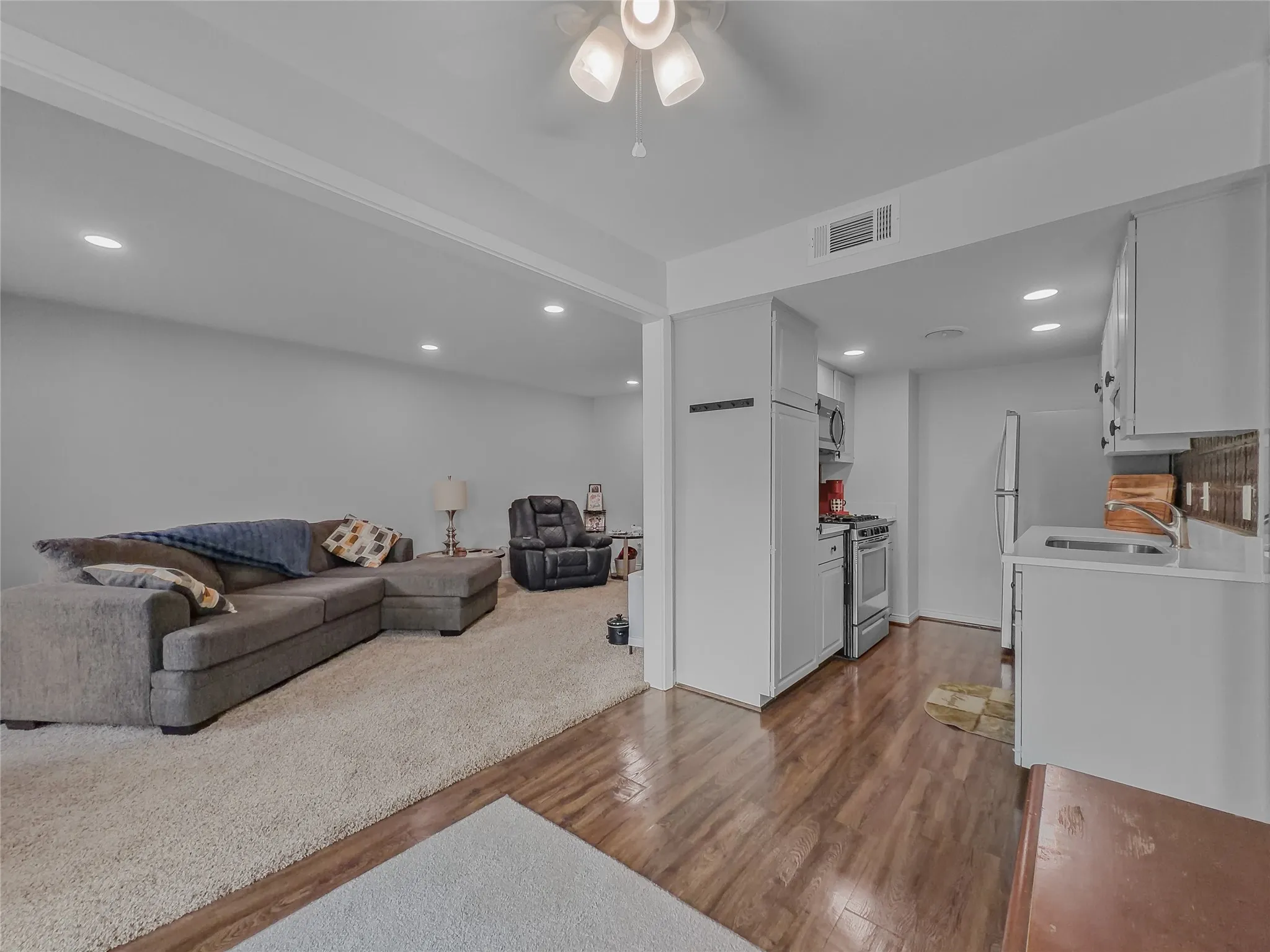 Condominium For Sale in Dallas County , 15922 Club Crest Drive 2107, Dallas, Texas 75248, 1 Bedroom, 1 Bathroom, Garage spaces, 691 Sqft, built in 1968, mls#21331014, Real Estate Agent in Dallas, Homes For Sale in Dallas county, Homes For Sale in Dallas, Realtor in Dallas Texas, Real Estate Brokerage Independent Realty Texas, Luminita Cordes Realtor