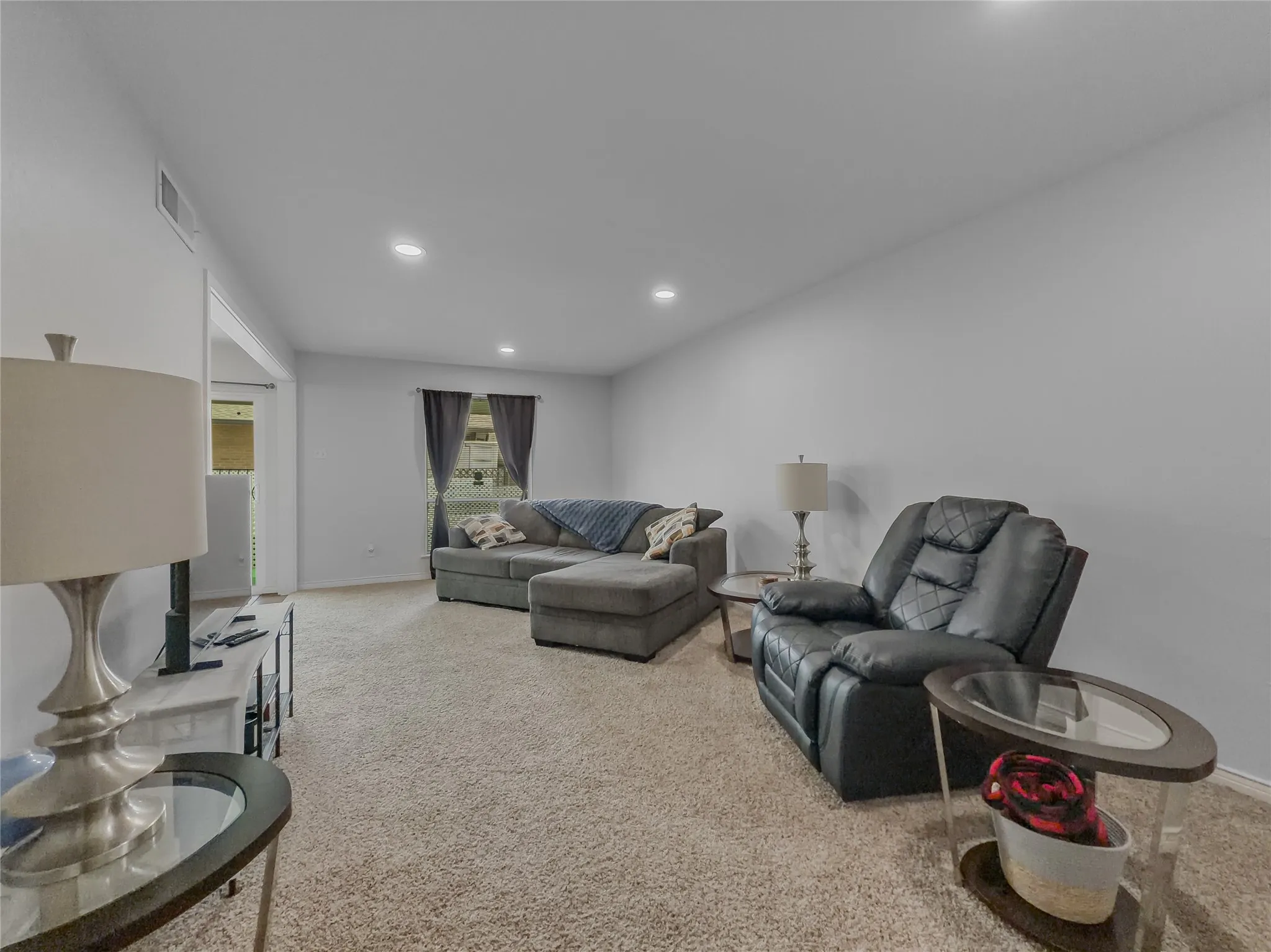 Condominium For Sale in Dallas County , 15922 Club Crest Drive 2107, Dallas, Texas 75248, 1 Bedroom, 1 Bathroom, Garage spaces, 691 Sqft, built in 1968, mls#21331014, Real Estate Agent in Dallas, Homes For Sale in Dallas county, Homes For Sale in Dallas, Realtor in Dallas Texas, Real Estate Brokerage Independent Realty Texas, Luminita Cordes Realtor