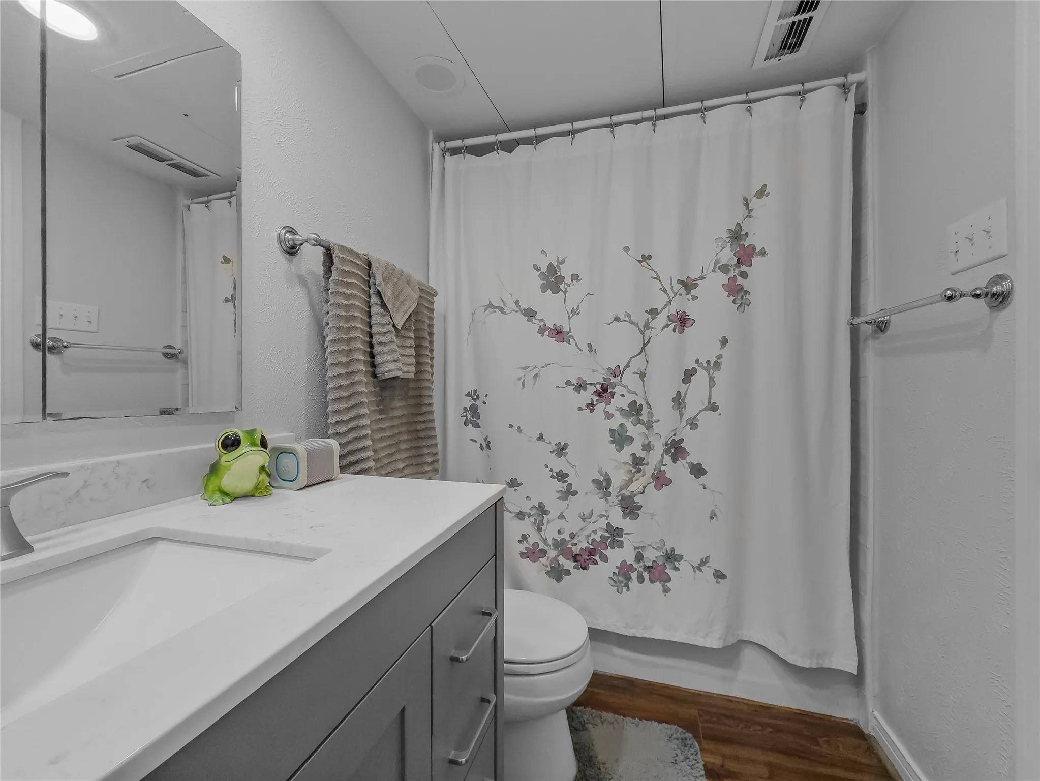 Condominium For Sale in Dallas County , 15922 Club Crest Drive 2107, Dallas, Texas 75248, 1 Bedroom, 1 Bathroom, Garage spaces, 691 Sqft, built in 1968, mls#21331014, Real Estate Agent in Dallas, Homes For Sale in Dallas county, Homes For Sale in Dallas, Realtor in Dallas Texas, Real Estate Brokerage Independent Realty Texas, Luminita Cordes Realtor