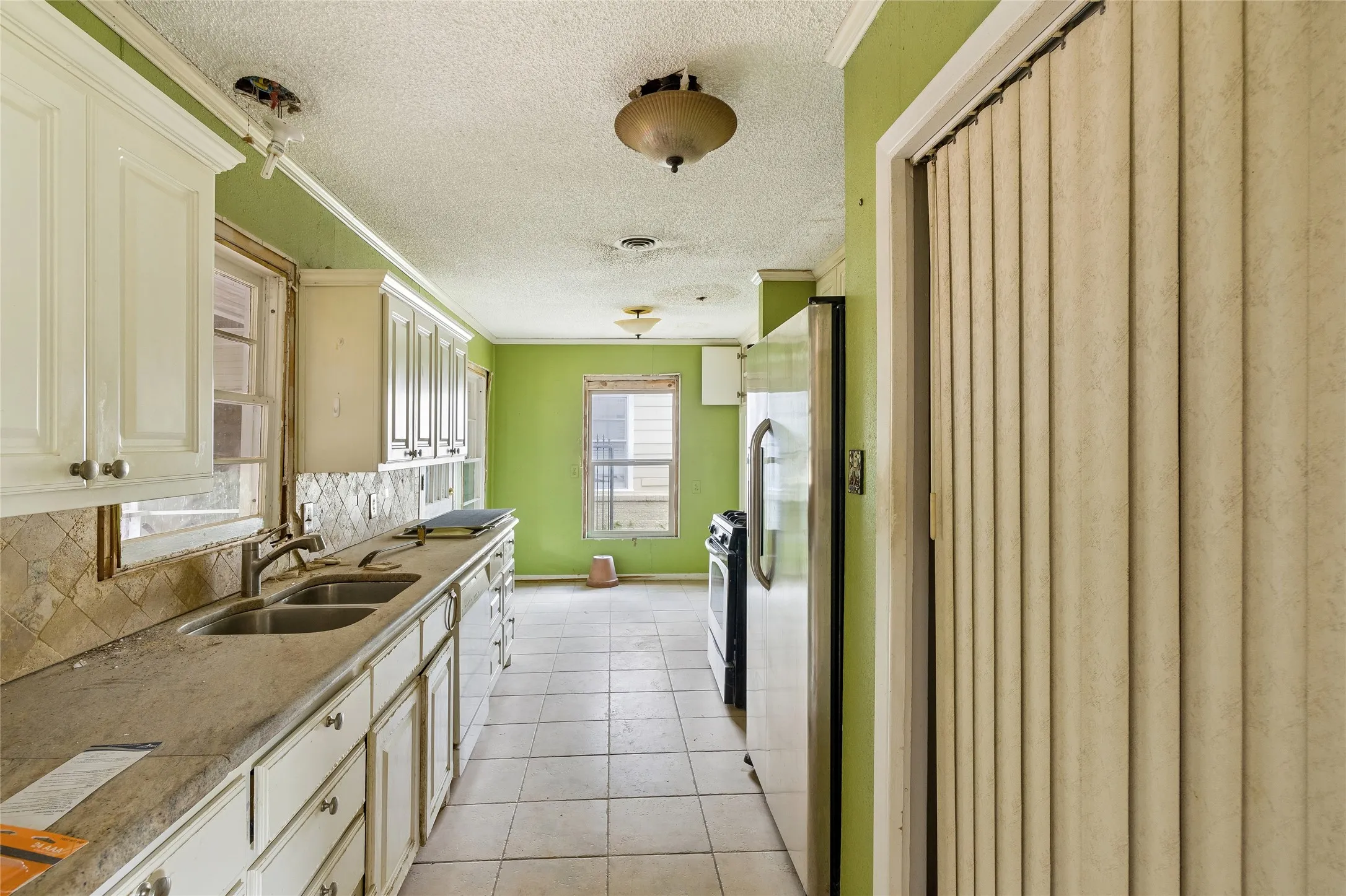 Single Family Residence For Sale in Tarrant County , 5104 Malinda Lane S, Fort Worth, Texas 76112, 3 Bedrooms, 2 Bathrooms, 2 Garage spaces, 1,399 Sqft, built in 1952, Price $215,000, mls#21328229, Real Estate Agent in Fort Worth, Homes For Sale in Tarrant county, Homes For Sale in Fort Worth, Realtor in Fort Worth Texas, Real Estate Brokerage Independent Realty Texas, Luminita Cordes Realtor