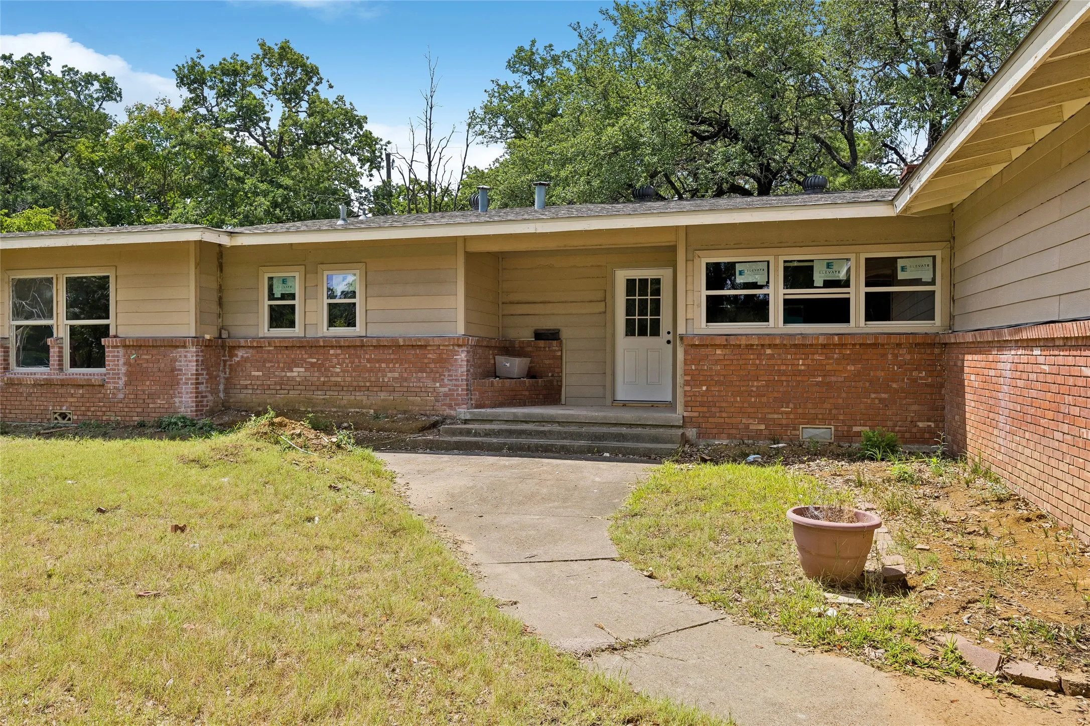 Single Family Residence For Sale in Tarrant County , 5104 Malinda Lane S, Fort Worth, Texas 76112, 3 Bedrooms, 2 Bathrooms, 2 Garage spaces, 1,399 Sqft, built in 1952, Price $215,000, mls#21328229, Real Estate Agent in Fort Worth, Homes For Sale in Tarrant county, Homes For Sale in Fort Worth, Realtor in Fort Worth Texas, Real Estate Brokerage Independent Realty Texas, Luminita Cordes Realtor
