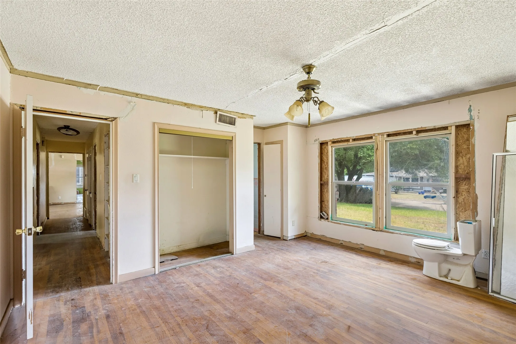 Single Family Residence For Sale in Tarrant County , 5104 Malinda Lane S, Fort Worth, Texas 76112, 3 Bedrooms, 2 Bathrooms, 2 Garage spaces, 1,399 Sqft, built in 1952, Price $215,000, mls#21328229, Real Estate Agent in Fort Worth, Homes For Sale in Tarrant county, Homes For Sale in Fort Worth, Realtor in Fort Worth Texas, Real Estate Brokerage Independent Realty Texas, Luminita Cordes Realtor