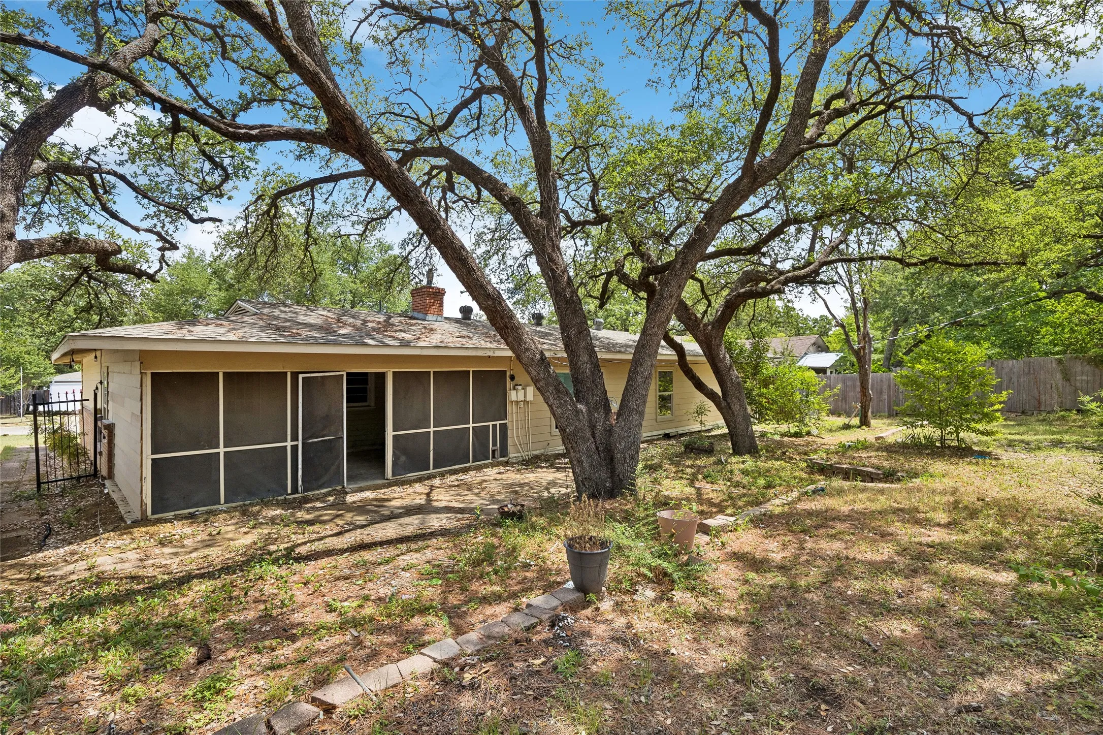 Single Family Residence For Sale in Tarrant County , 5104 Malinda Lane S, Fort Worth, Texas 76112, 3 Bedrooms, 2 Bathrooms, 2 Garage spaces, 1,399 Sqft, built in 1952, Price $215,000, mls#21328229, Real Estate Agent in Fort Worth, Homes For Sale in Tarrant county, Homes For Sale in Fort Worth, Realtor in Fort Worth Texas, Real Estate Brokerage Independent Realty Texas, Luminita Cordes Realtor
