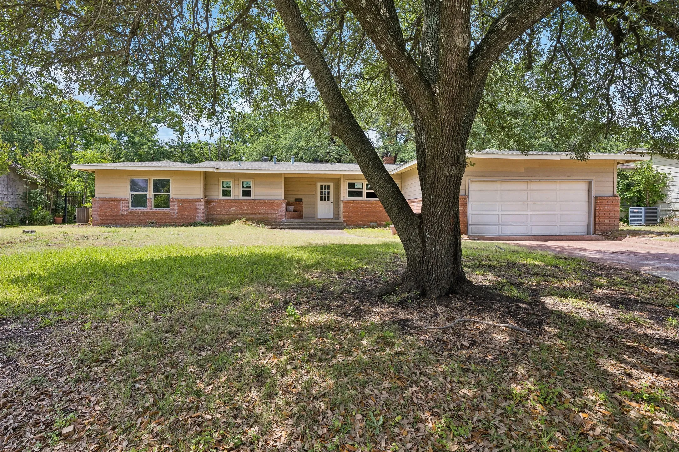 Single Family Residence For Sale in Tarrant County , 5104 Malinda Lane S, Fort Worth, Texas 76112, 3 Bedrooms, 2 Bathrooms, 2 Garage spaces, 1,399 Sqft, built in 1952, Price $215,000, mls#21328229, Real Estate Agent in Fort Worth, Homes For Sale in Tarrant county, Homes For Sale in Fort Worth, Realtor in Fort Worth Texas, Real Estate Brokerage Independent Realty Texas, Luminita Cordes Realtor