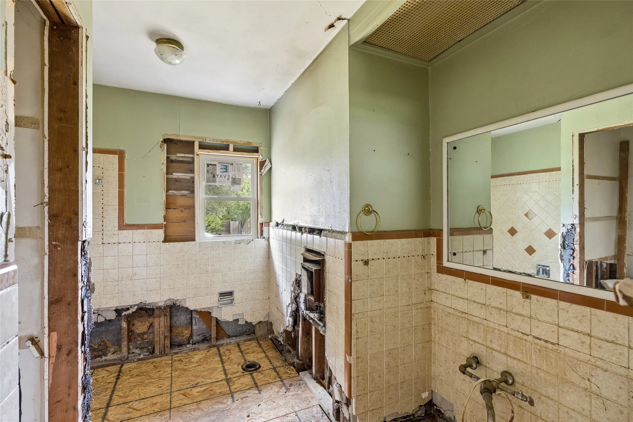 Single Family Residence For Sale in Tarrant County , 5104 Malinda Lane S, Fort Worth, Texas 76112, 3 Bedrooms, 2 Bathrooms, 2 Garage spaces, 1,399 Sqft, built in 1952, Price $215,000, mls#21328229, Real Estate Agent in Fort Worth, Homes For Sale in Tarrant county, Homes For Sale in Fort Worth, Realtor in Fort Worth Texas, Real Estate Brokerage Independent Realty Texas, Luminita Cordes Realtor